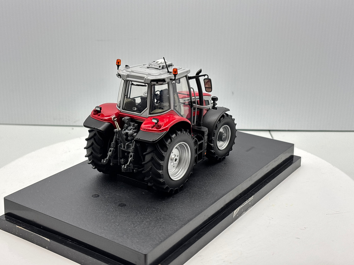 1/32 Massey Ferguson 65.180 Red