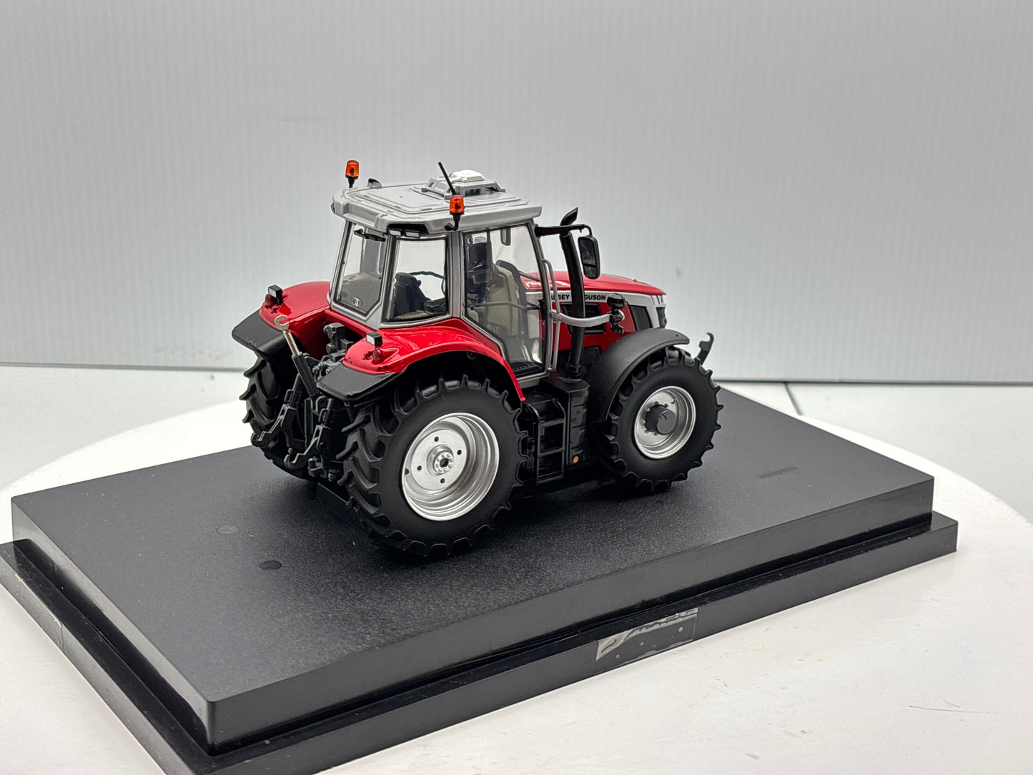 1/32 Massey Ferguson 65.180 Red