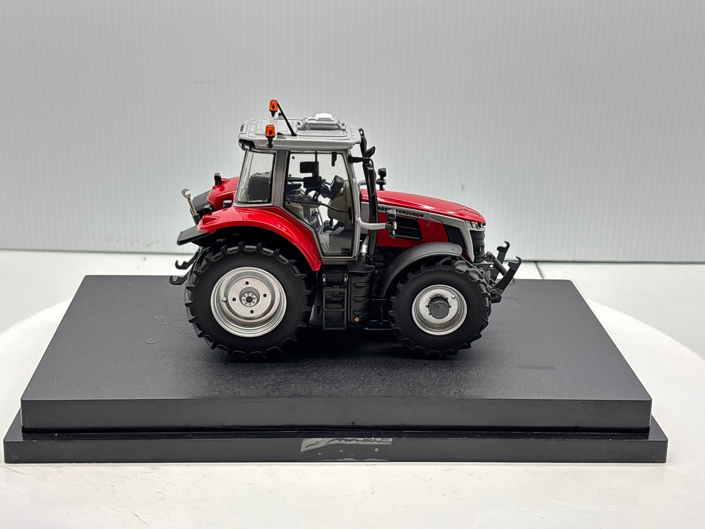 1/32 Massey Ferguson 65.180 Red