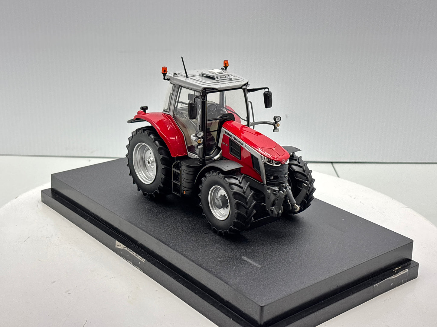 1/32 Massey Ferguson 65.180 Red