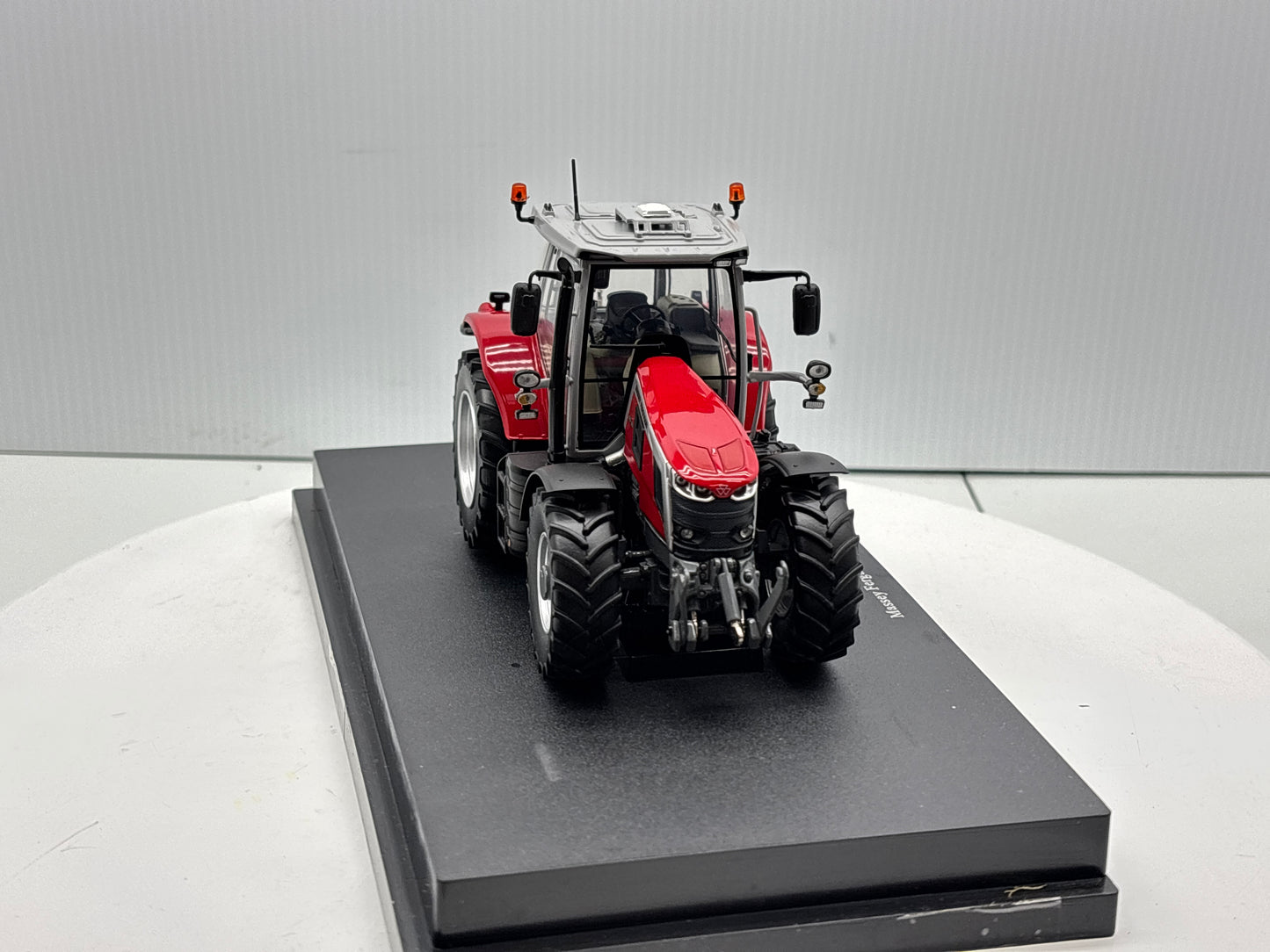 1/32 Massey Ferguson 65.180 Red