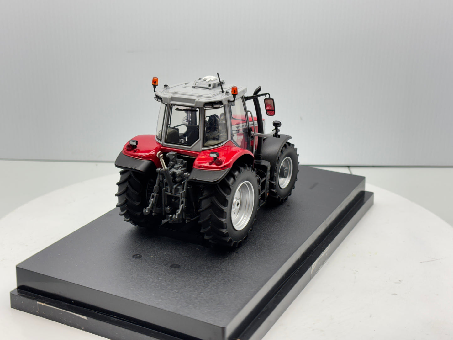 1/32 Massey Ferguson 65.180 Red