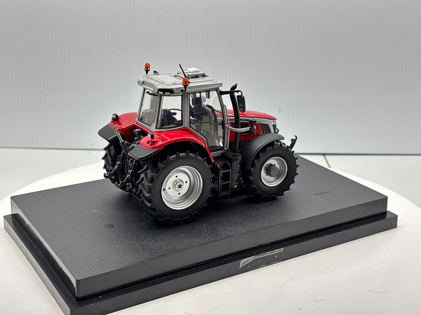 1/32 Massey Ferguson 65.180 Red