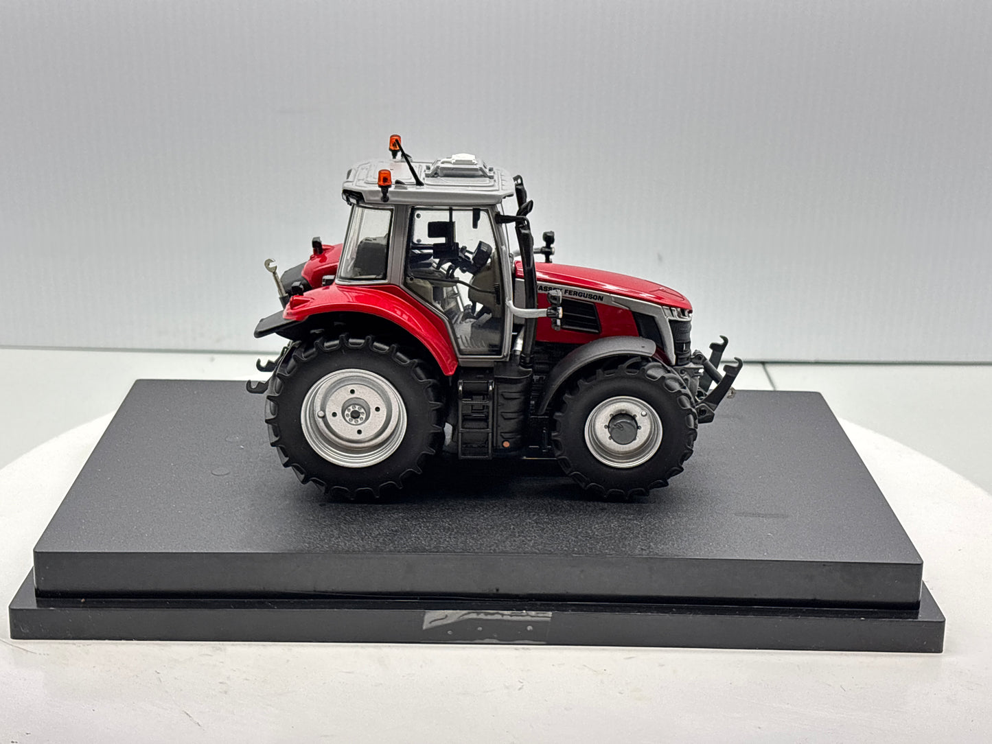 1/32 Massey Ferguson 65.180 Red