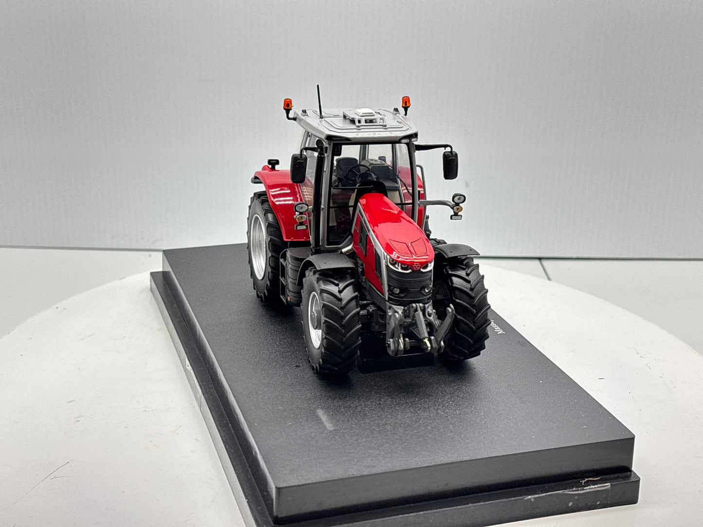 1/32 Massey Ferguson 65.180 Red