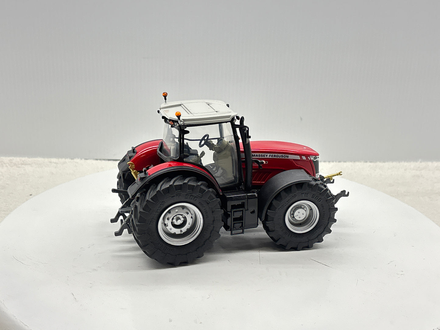 1/32 Massey Ferguson 8680