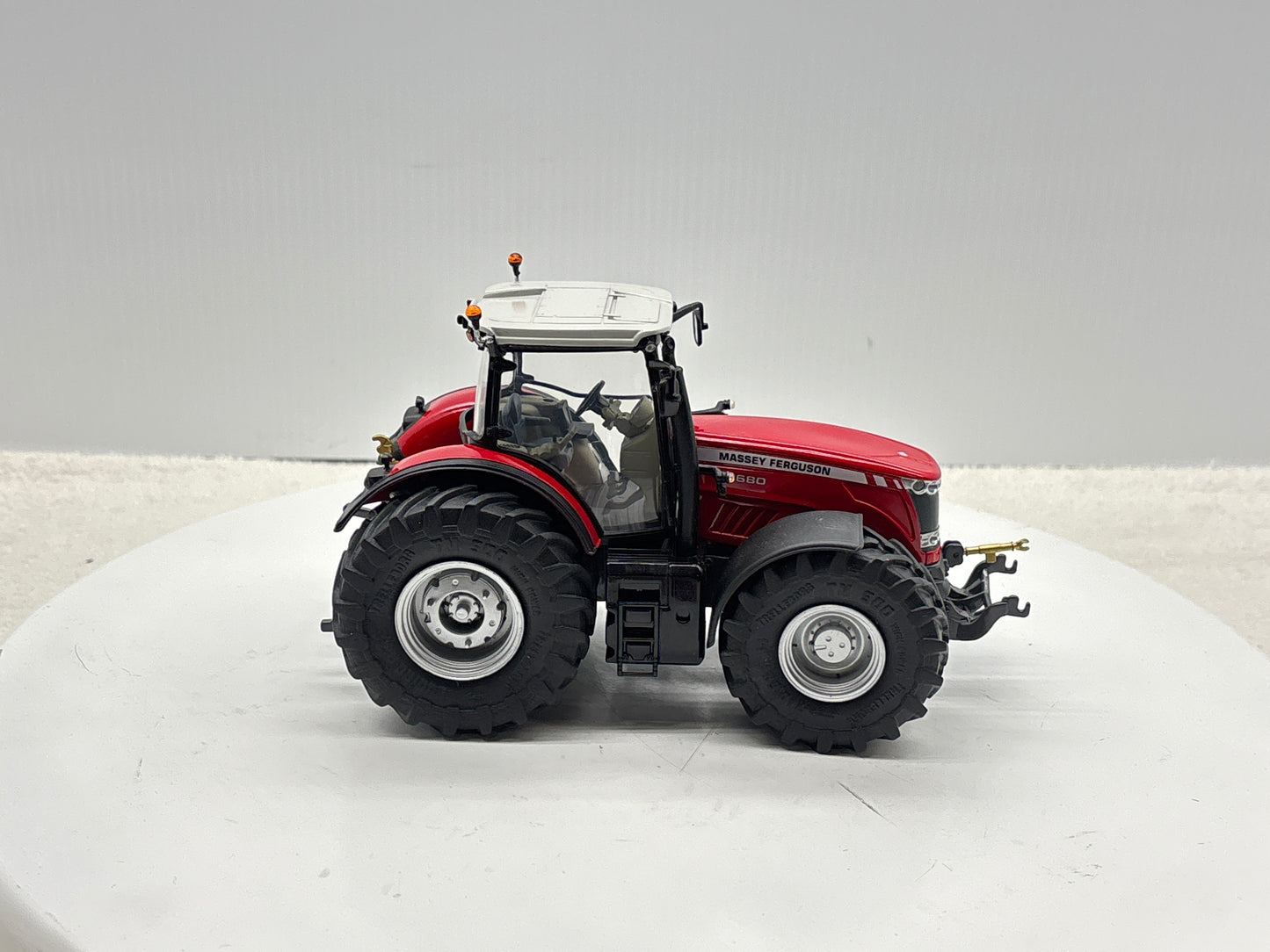 1/32 Massey Ferguson 8680