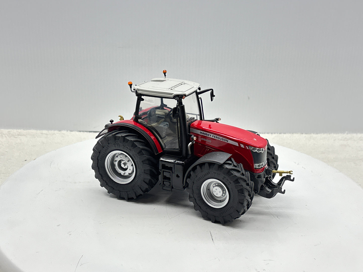 1/32 Massey Ferguson 8680