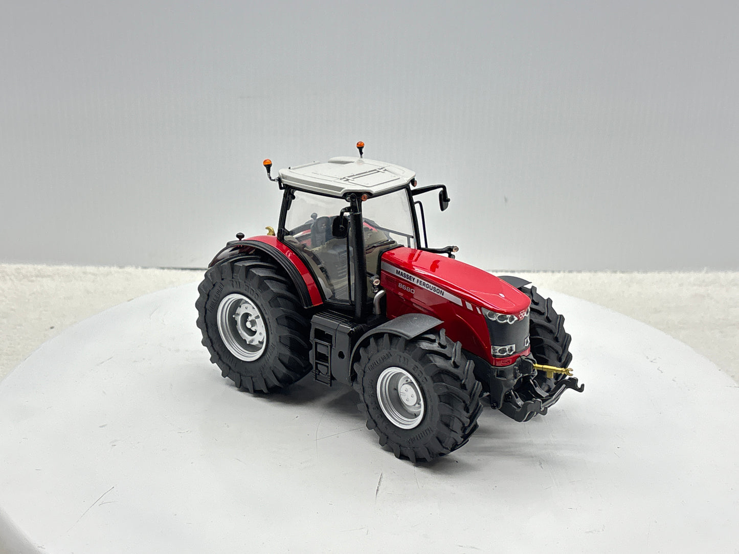 1/32 Massey Ferguson 8680