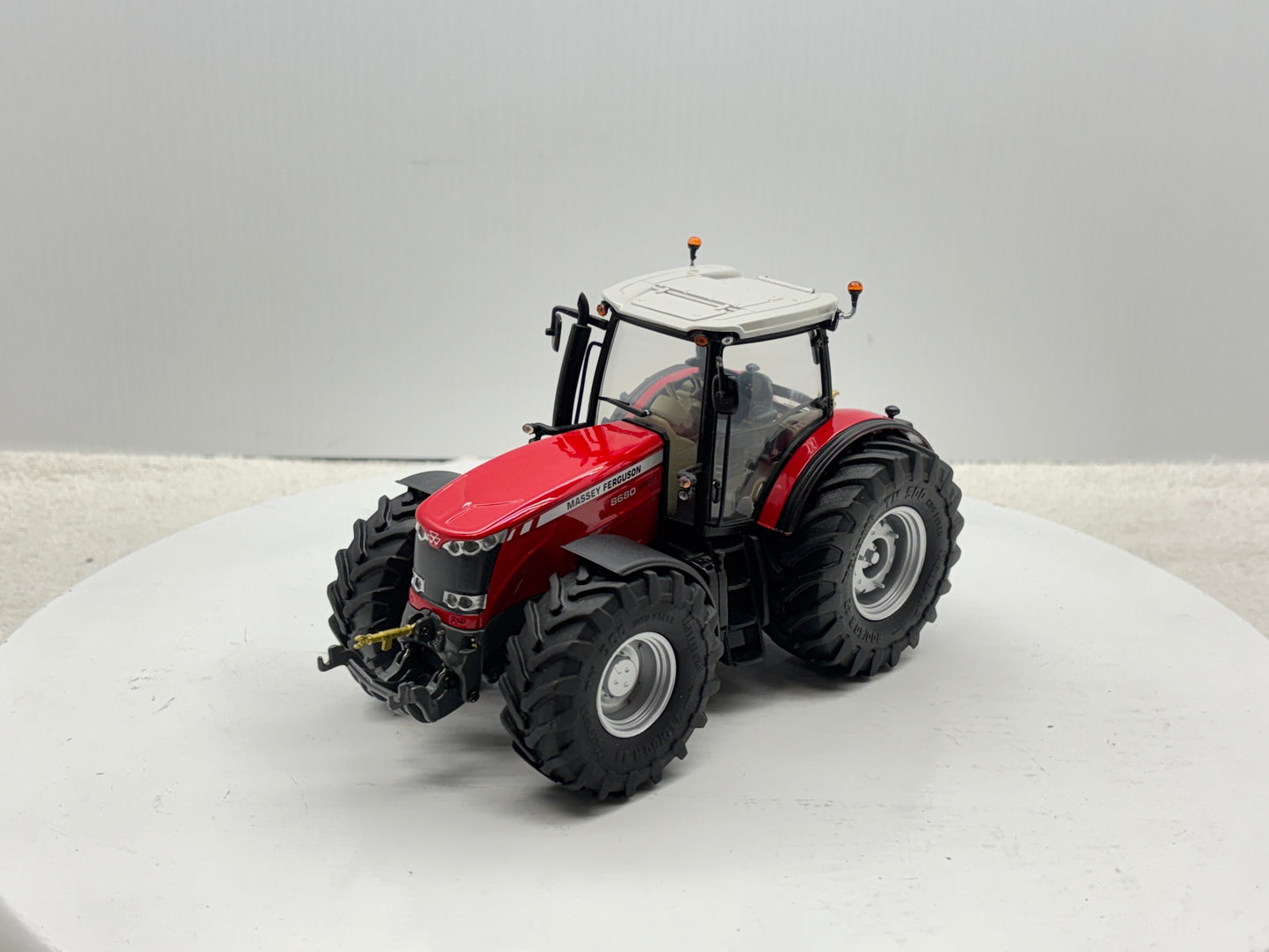 1/32 Massey Ferguson 8680