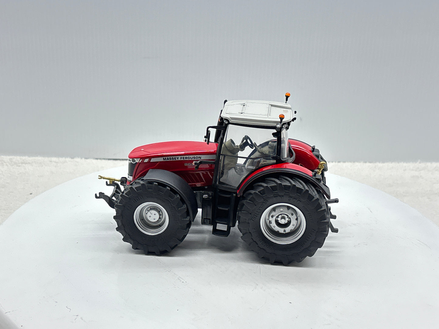 1/32 Massey Ferguson 8680
