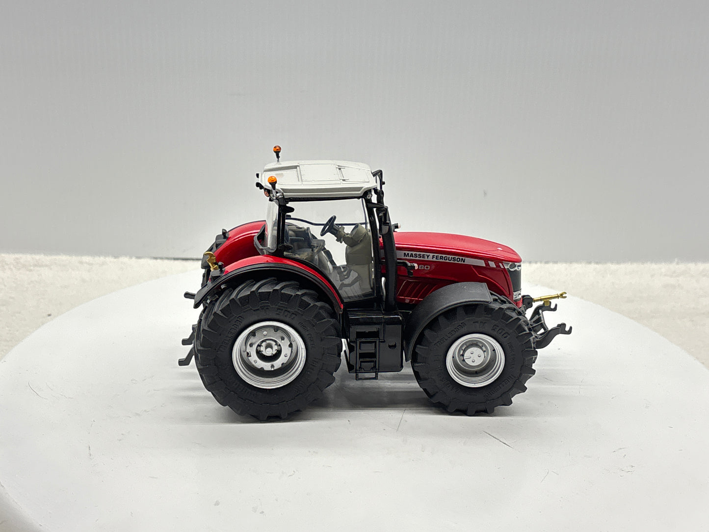 1/32 Massey Ferguson 8680