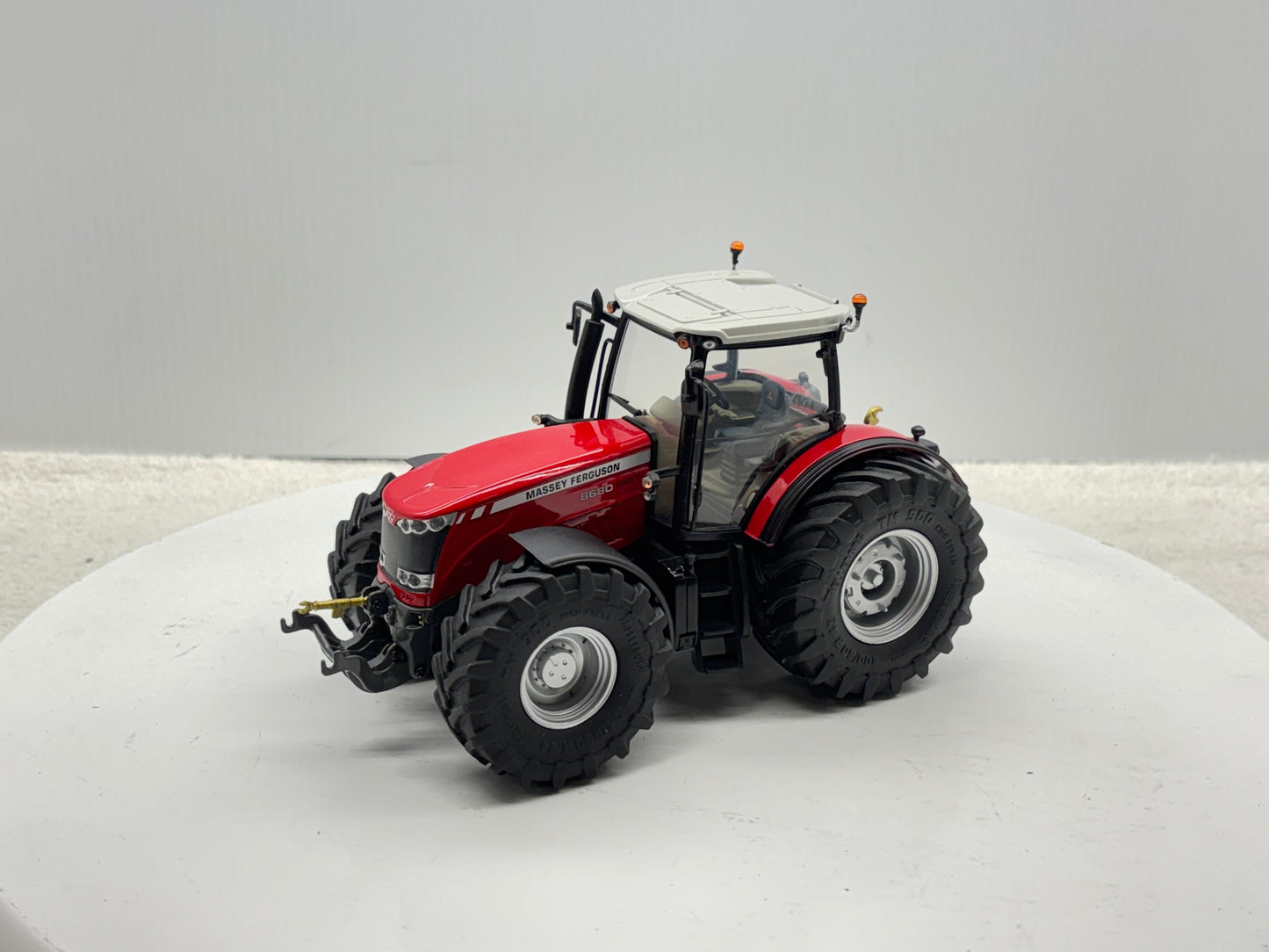 1/32 Massey Ferguson 8680