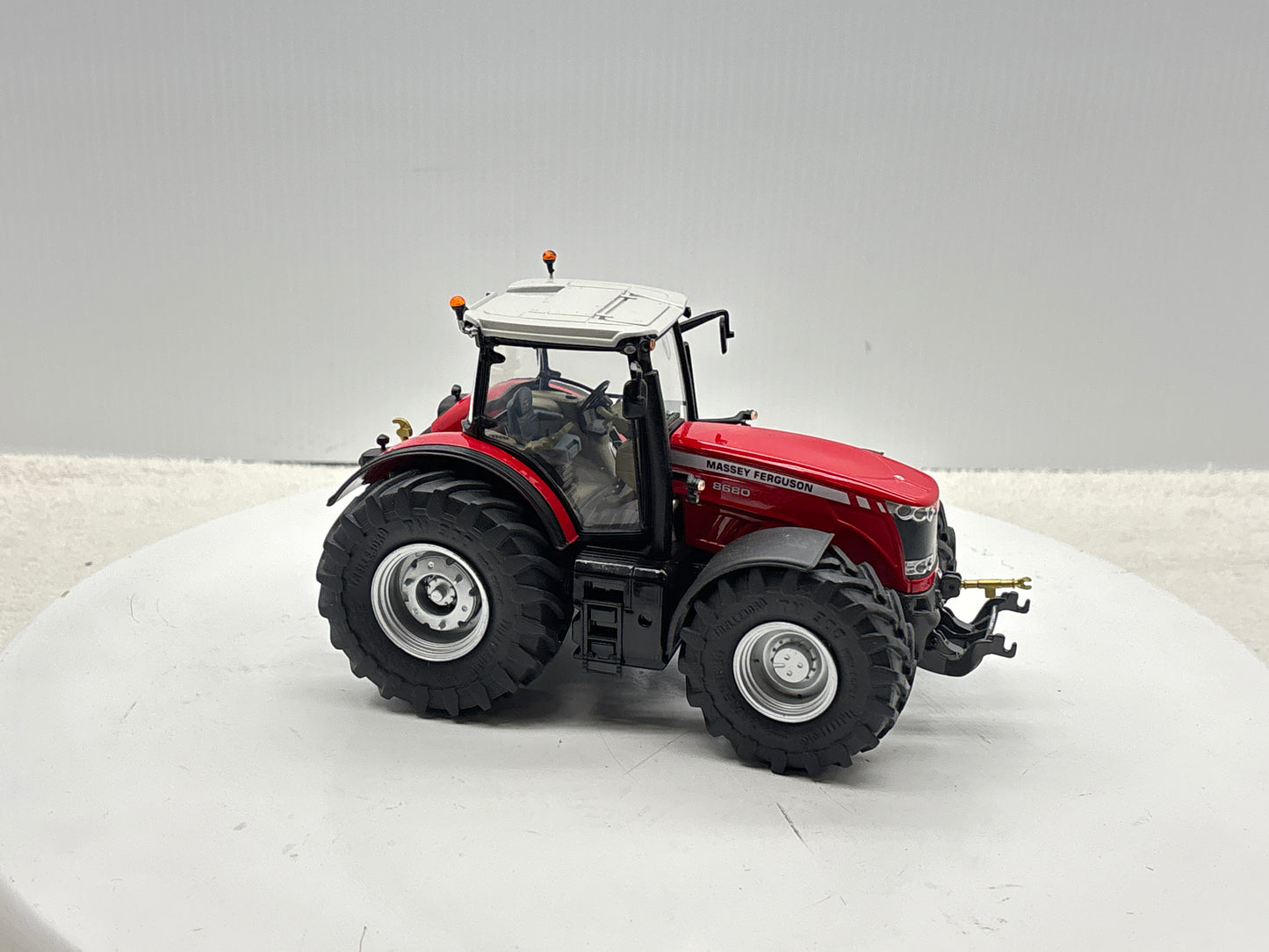 1/32 Massey Ferguson 8680