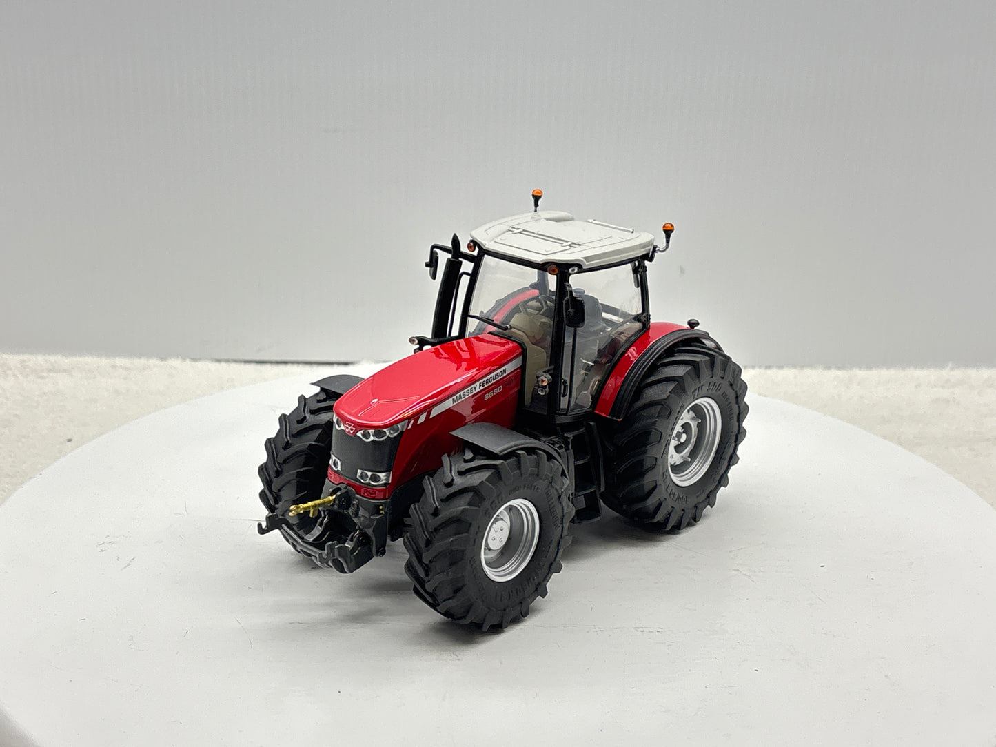 1/32 Massey Ferguson 8680