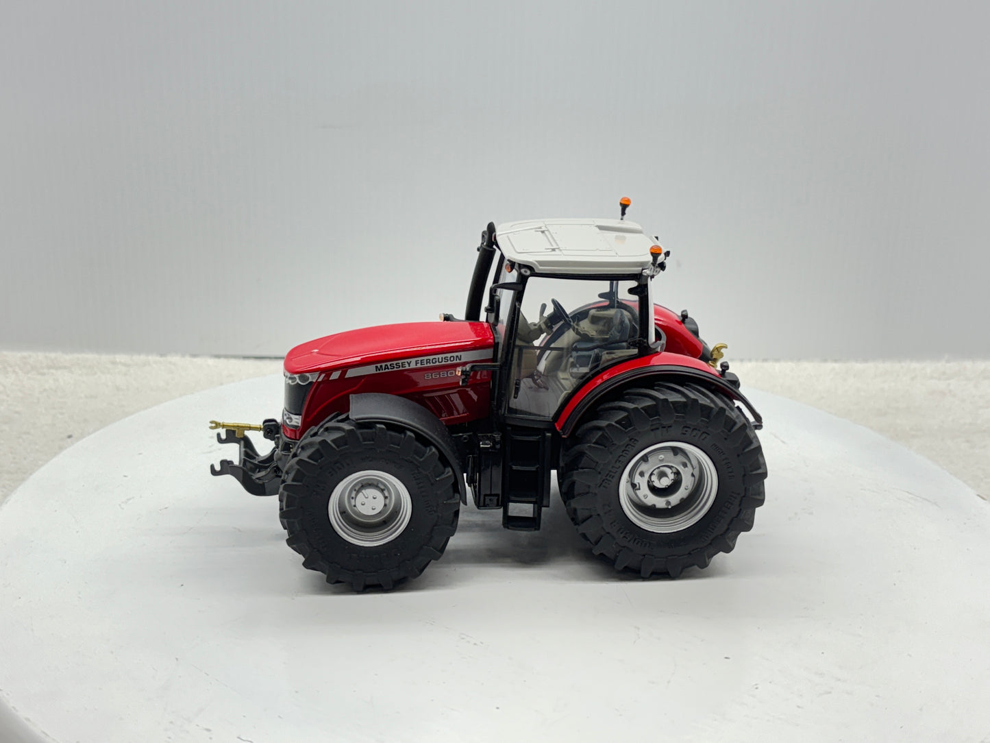 1/32 Massey Ferguson 8680