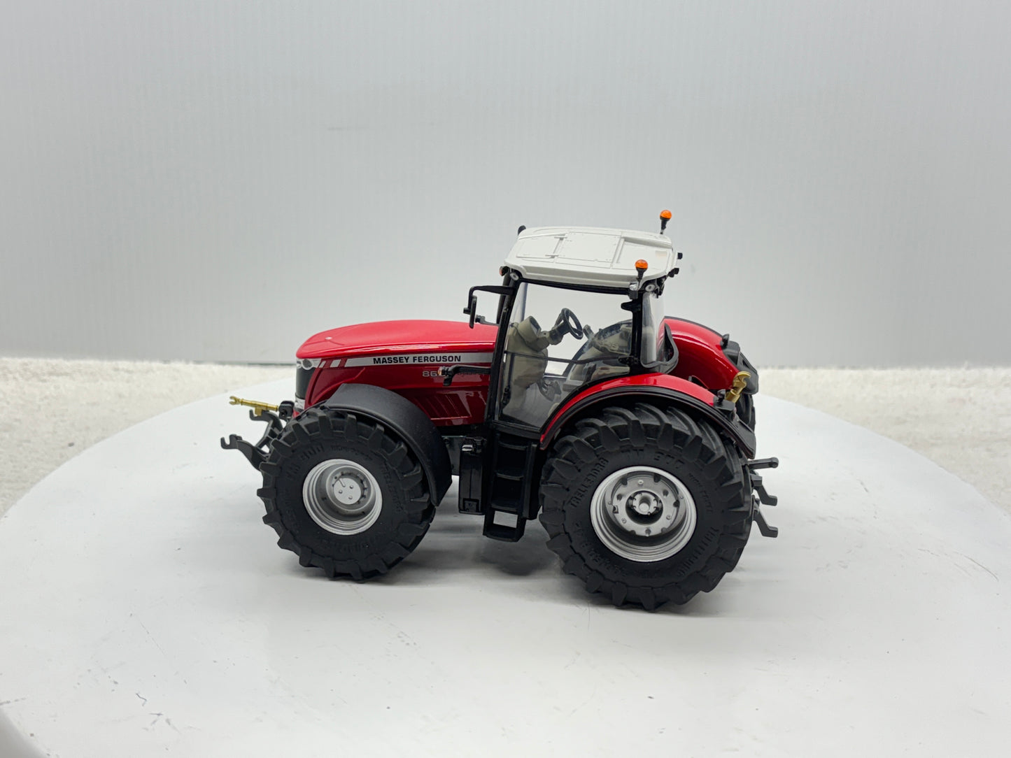 1/32 Massey Ferguson 8680