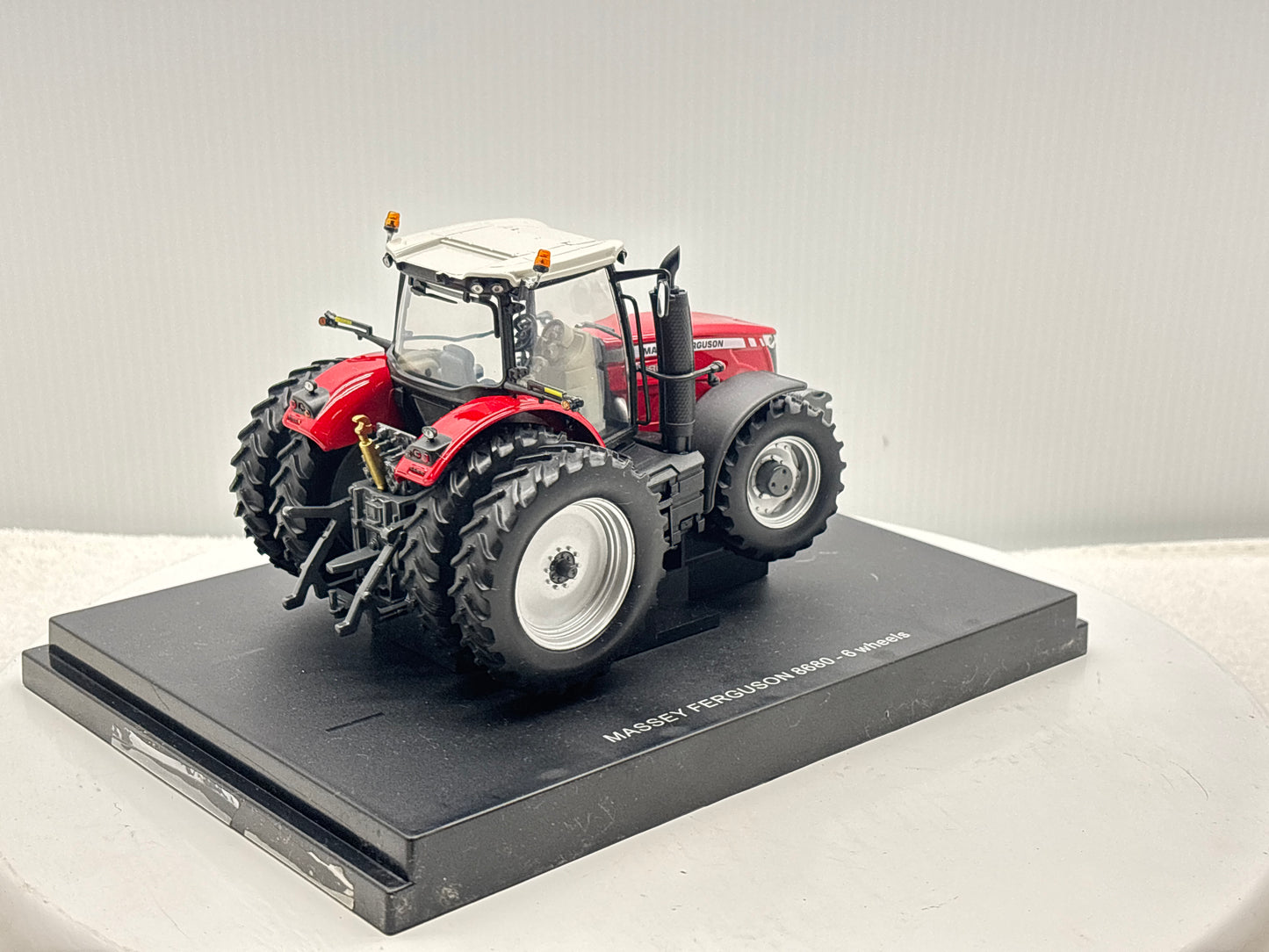 1/32 Massey Ferguson 8680