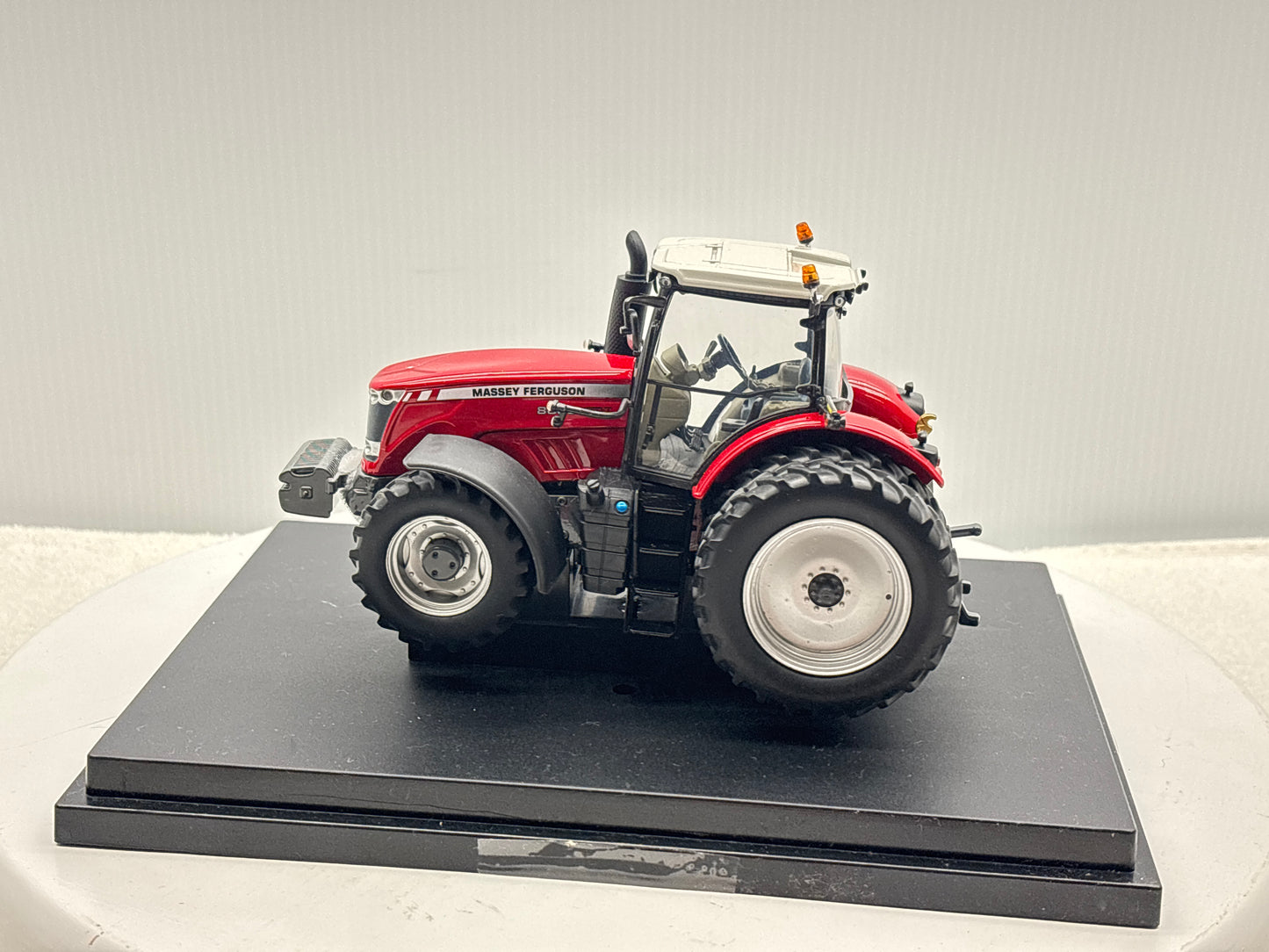 1/32 Massey Ferguson 8680