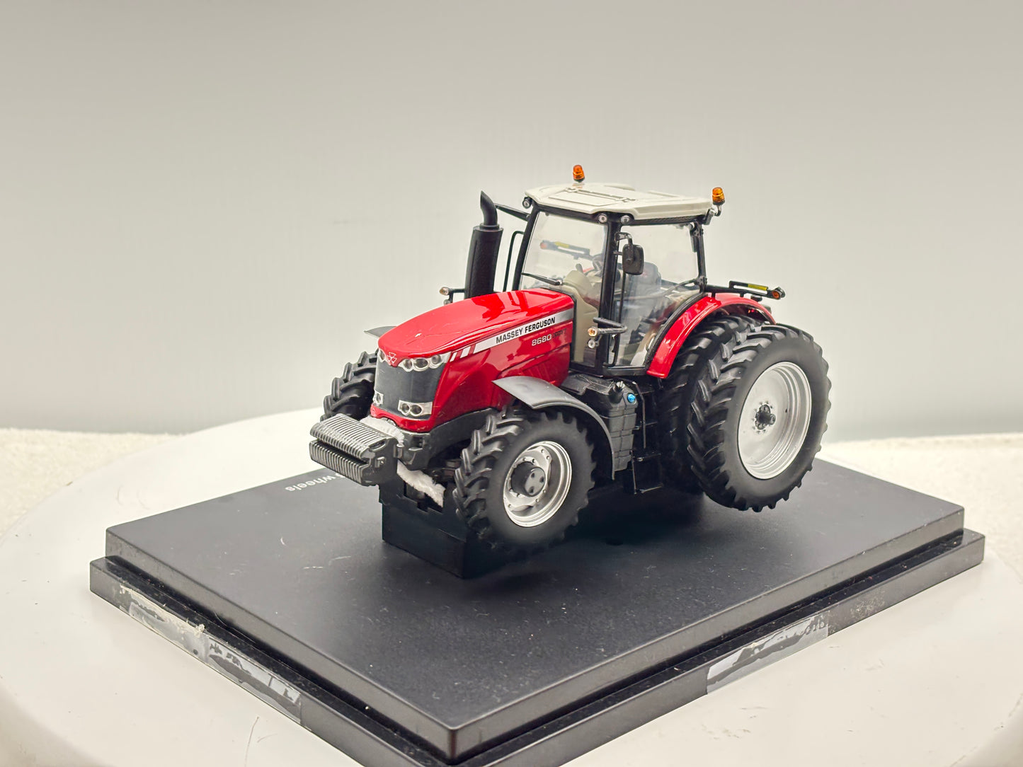 1/32 Massey Ferguson 8680