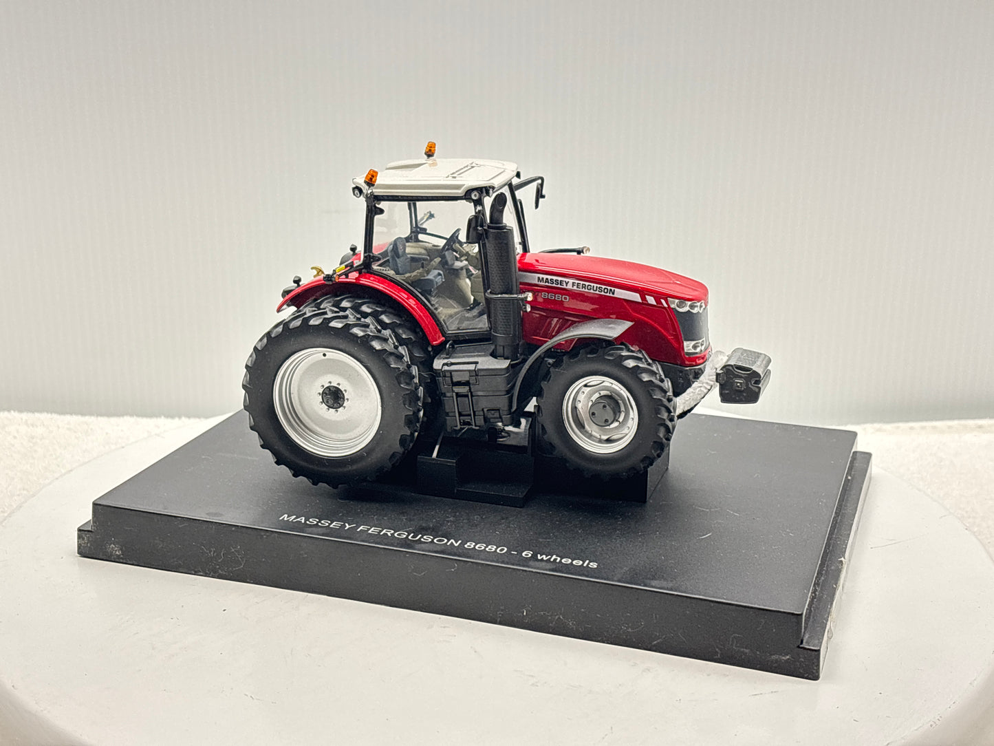 1/32 Massey Ferguson 8680