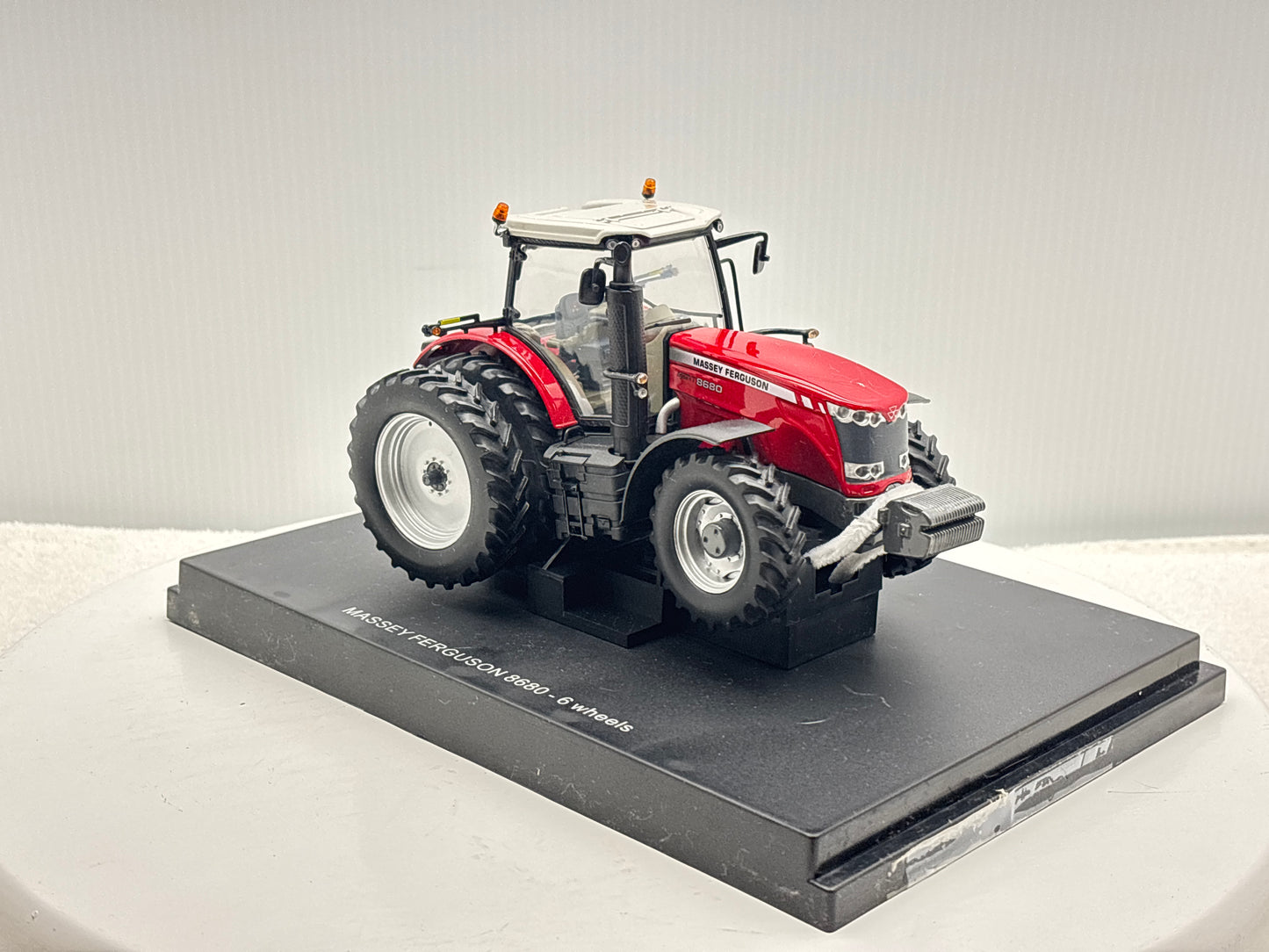 1/32 Massey Ferguson 8680