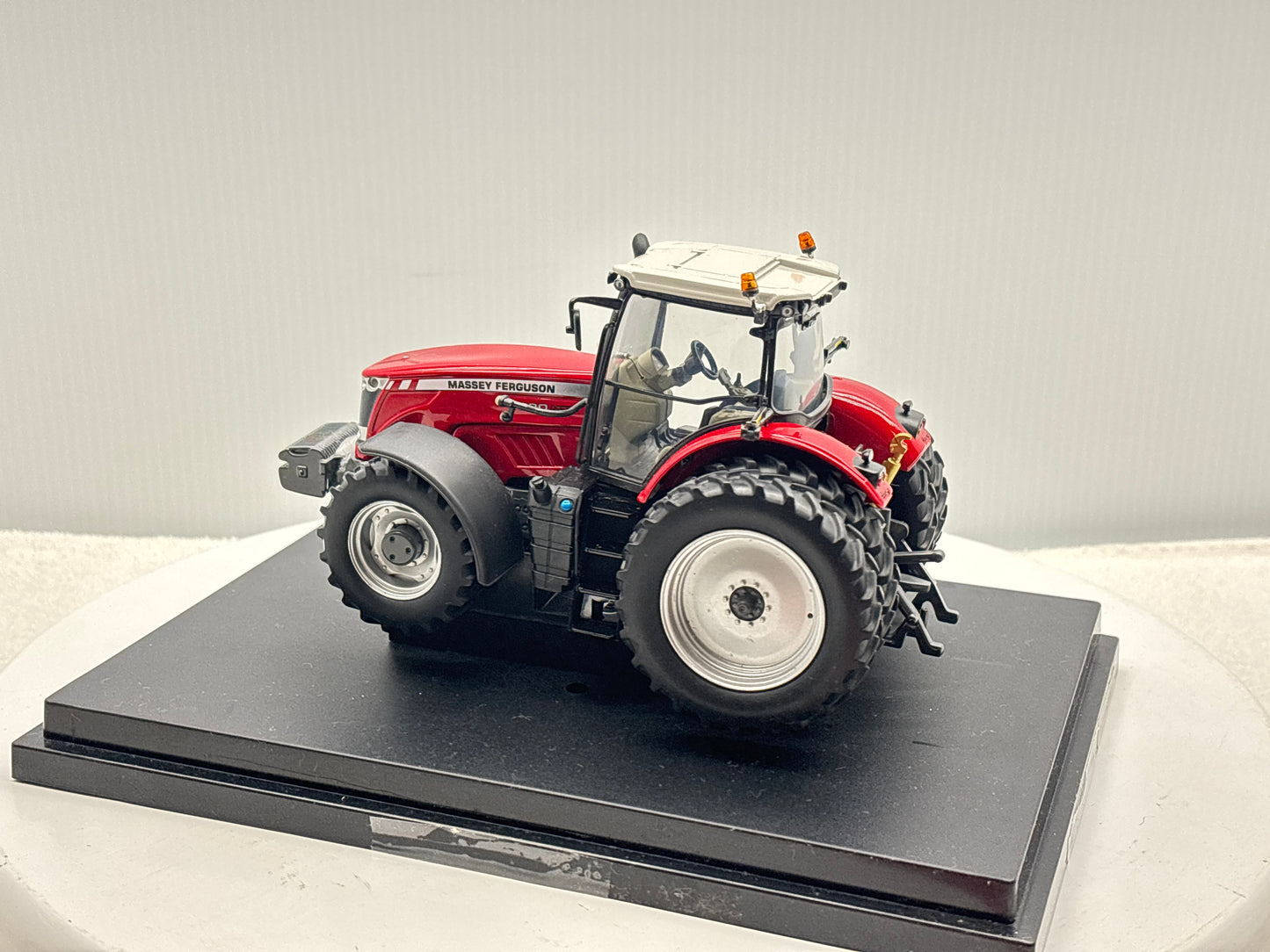 1/32 Massey Ferguson 8680