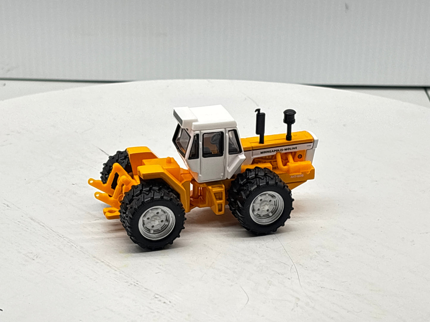 1/64 Minneapolis-Moline A4T-1600 Prestige