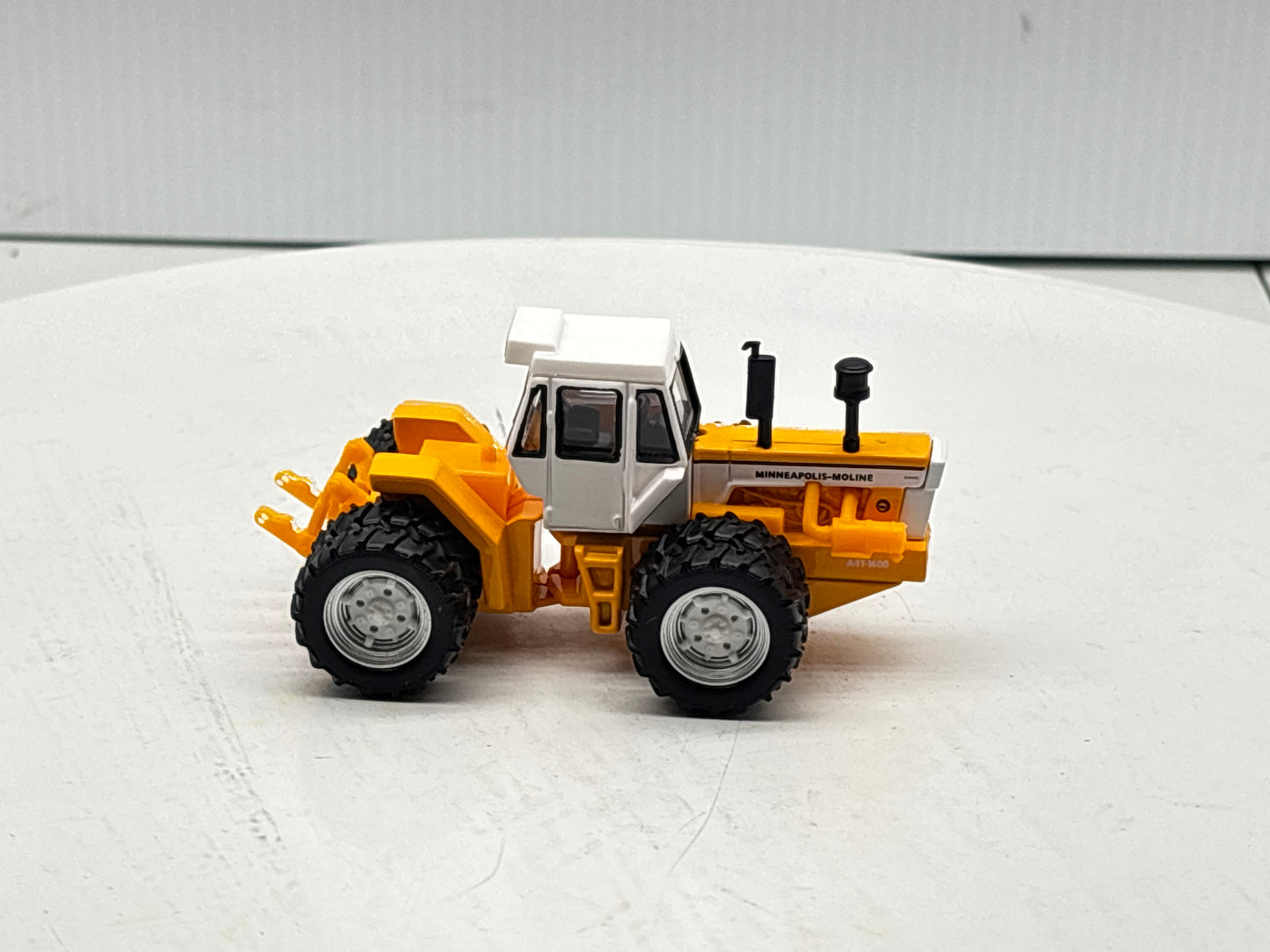 1/64 Minneapolis-Moline A4T-1600 Prestige
