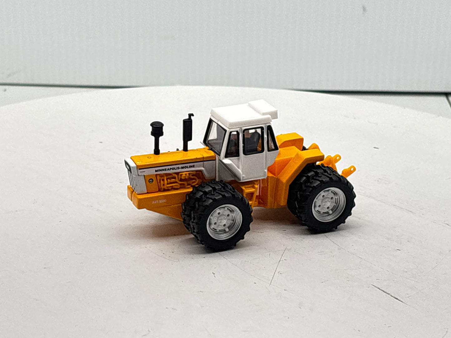 1/64 Minneapolis-Moline A4T-1600 Prestige