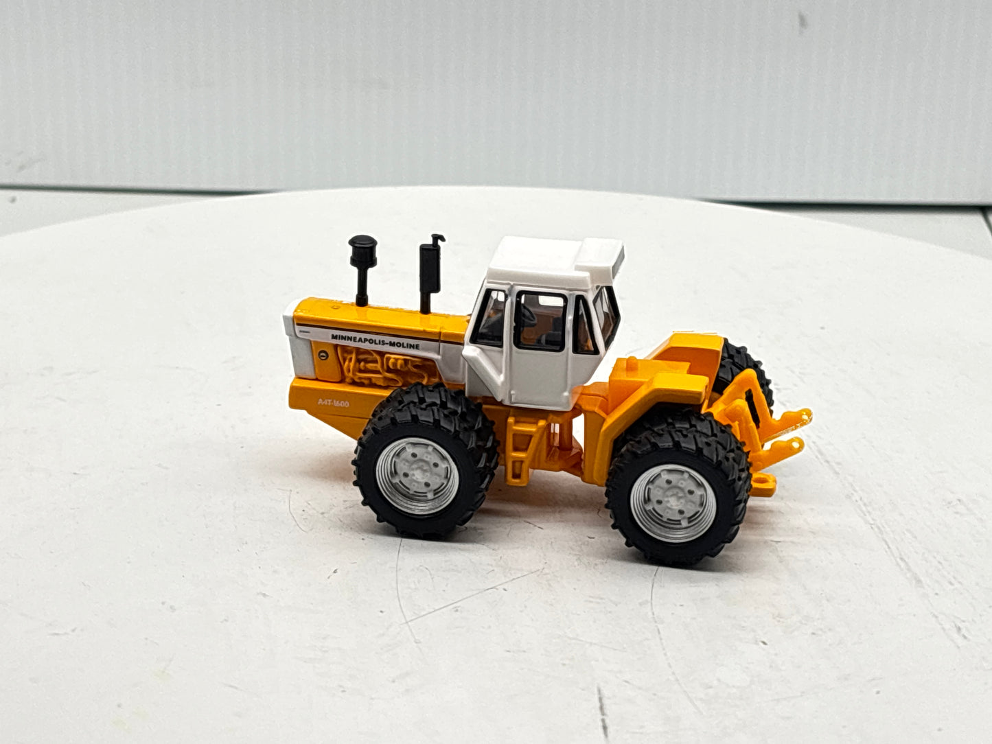 1/64 Minneapolis-Moline A4T-1600 Prestige