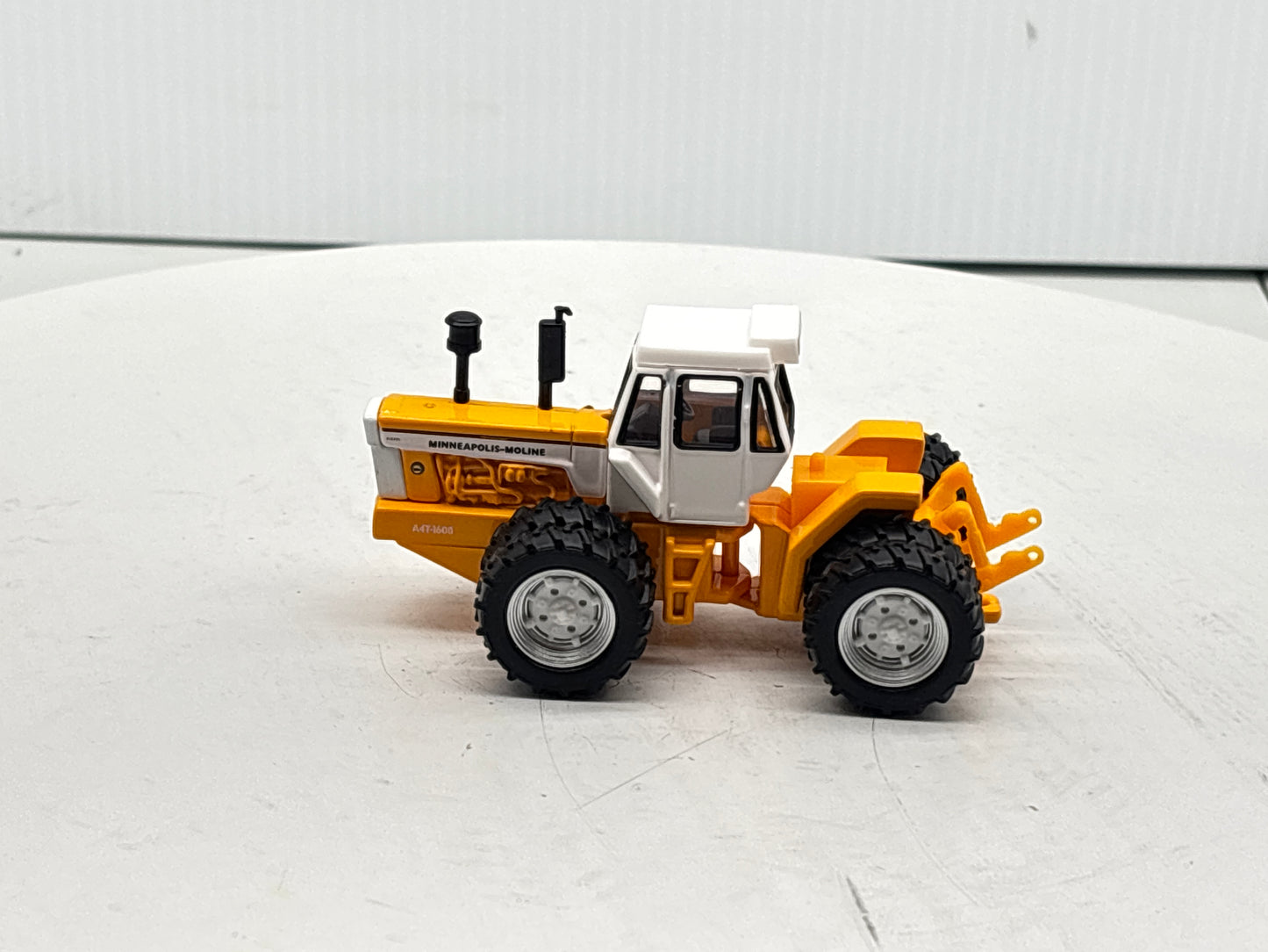 1/64 Minneapolis-Moline A4T-1600 Prestige
