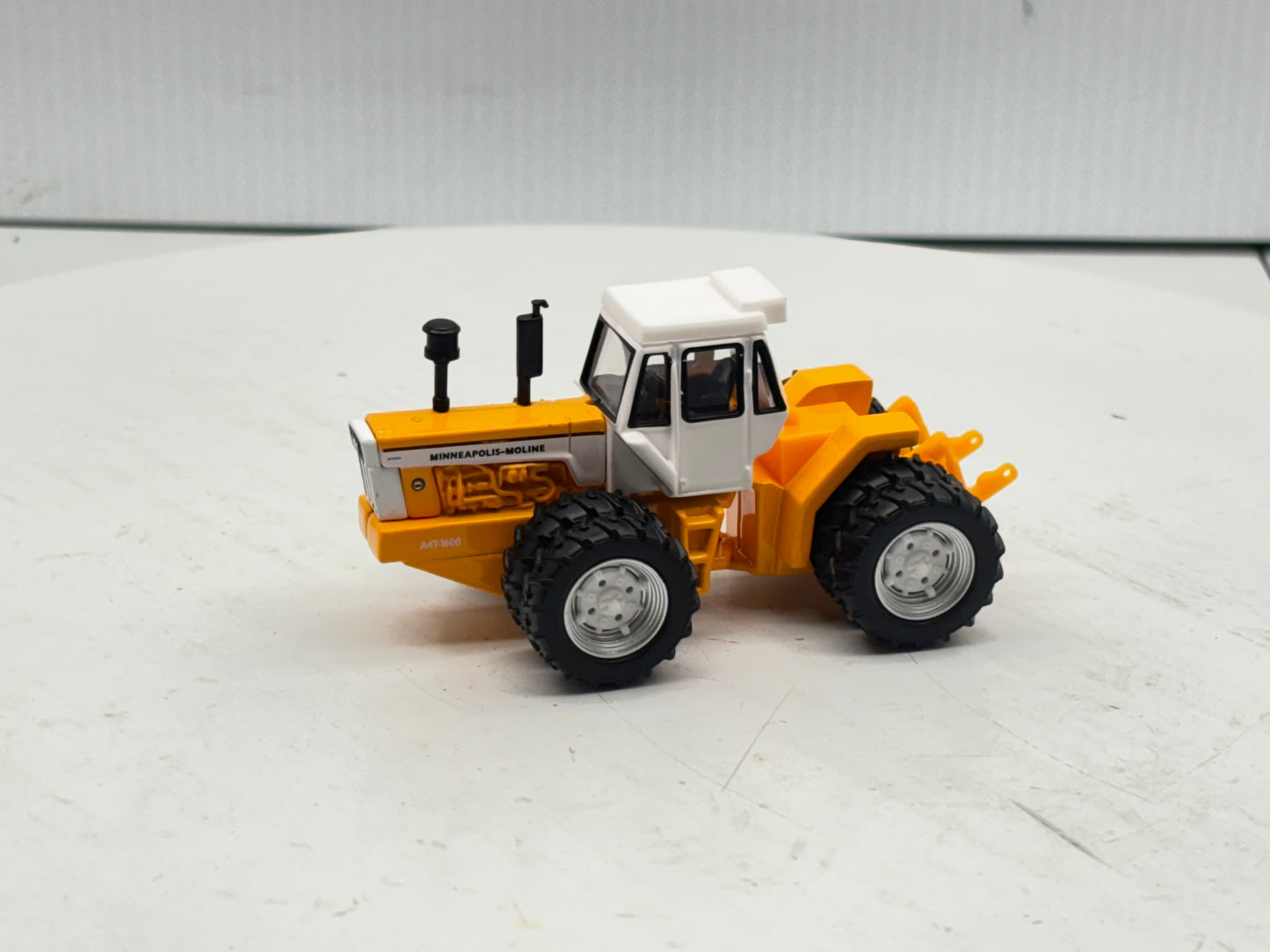 1/64 Minneapolis-Moline A4T-1600 Prestige