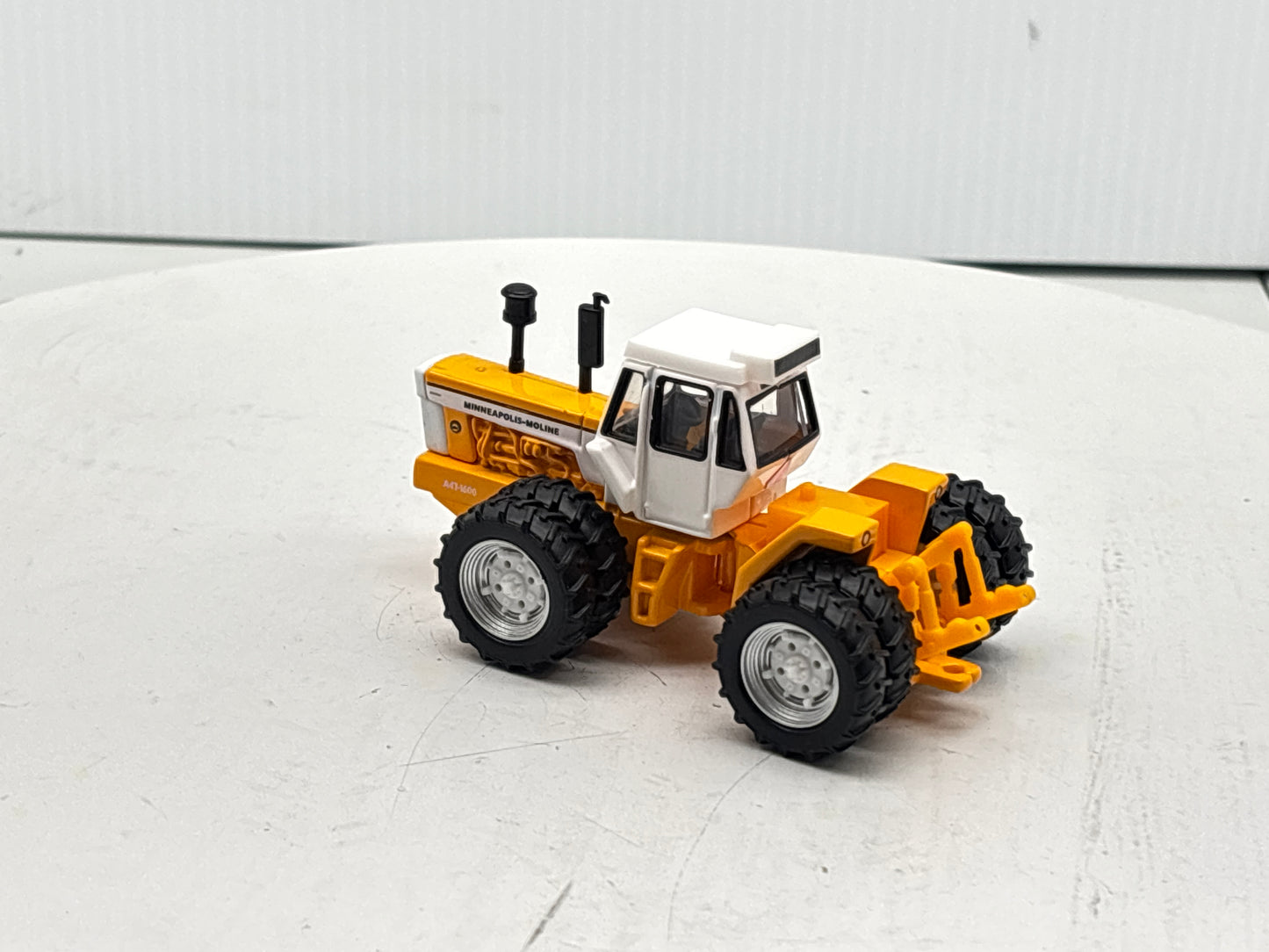 1/64 Minneapolis-Moline A4T-1600 Prestige
