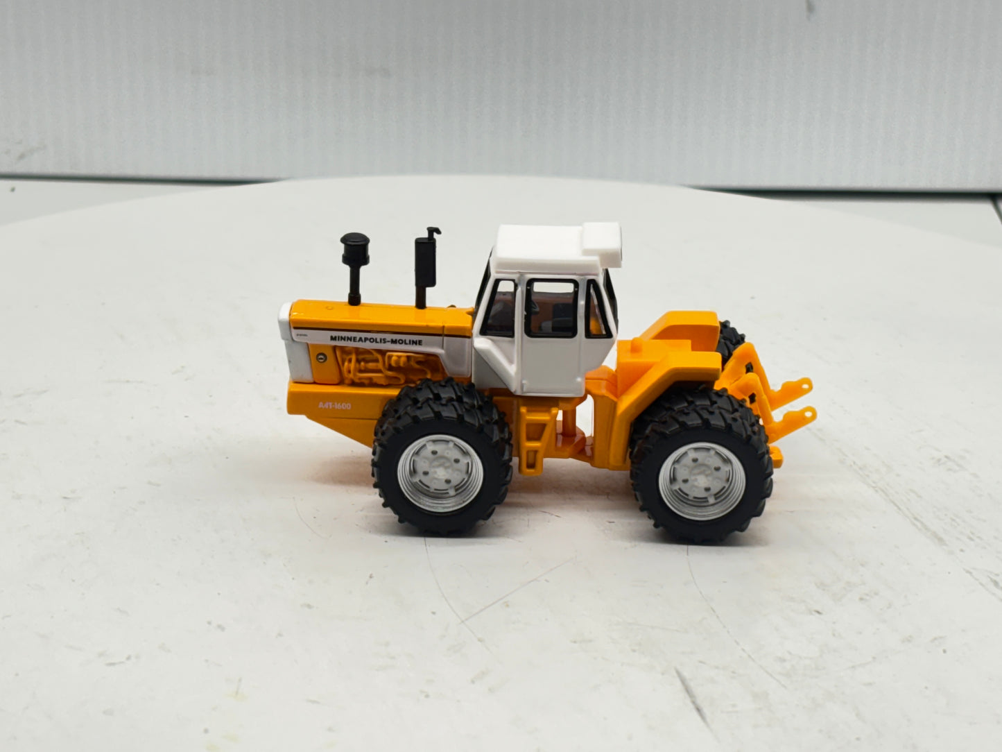 1/64 Minneapolis-Moline A4T-1600 Prestige