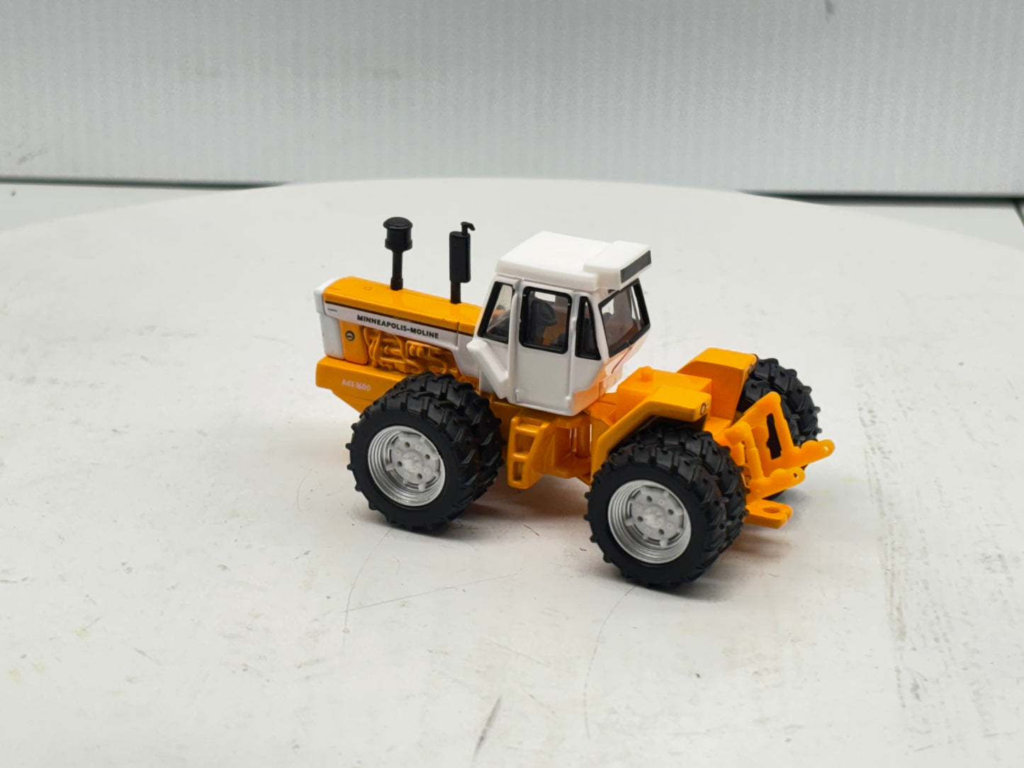 1/64 Minneapolis-Moline A4T-1600 Prestige