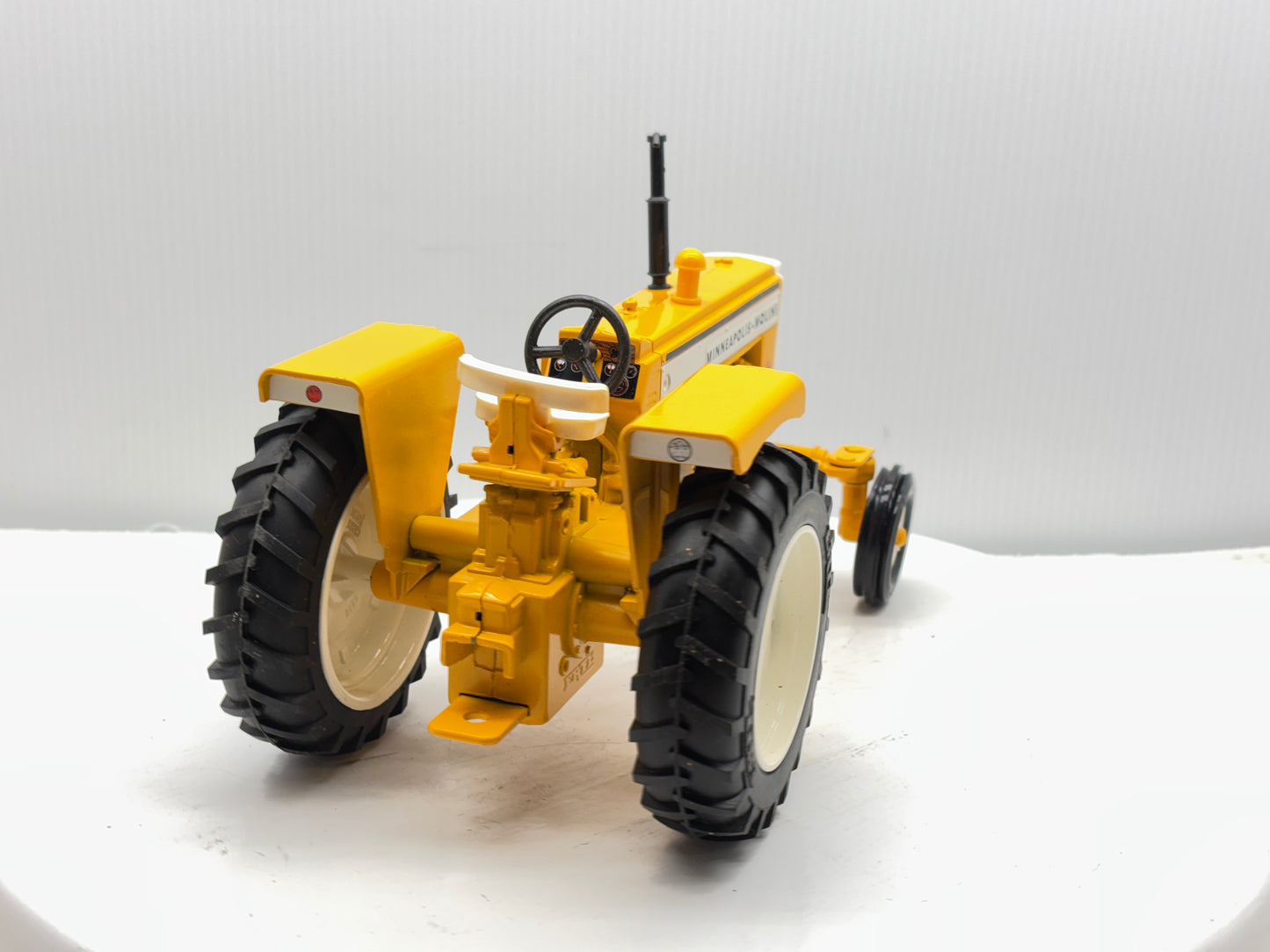 1/16 Minneapolis-Moline G-750 C.I.F.E.S.