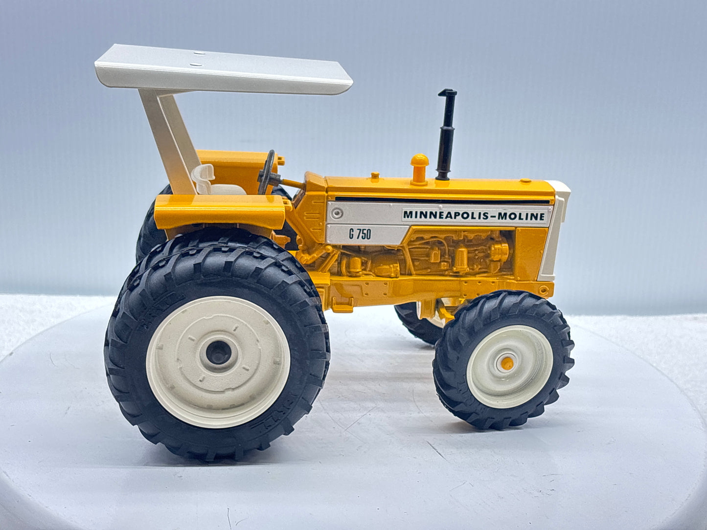 1/16 Minneapolis-Moline G-750 Toy Farmer Duals