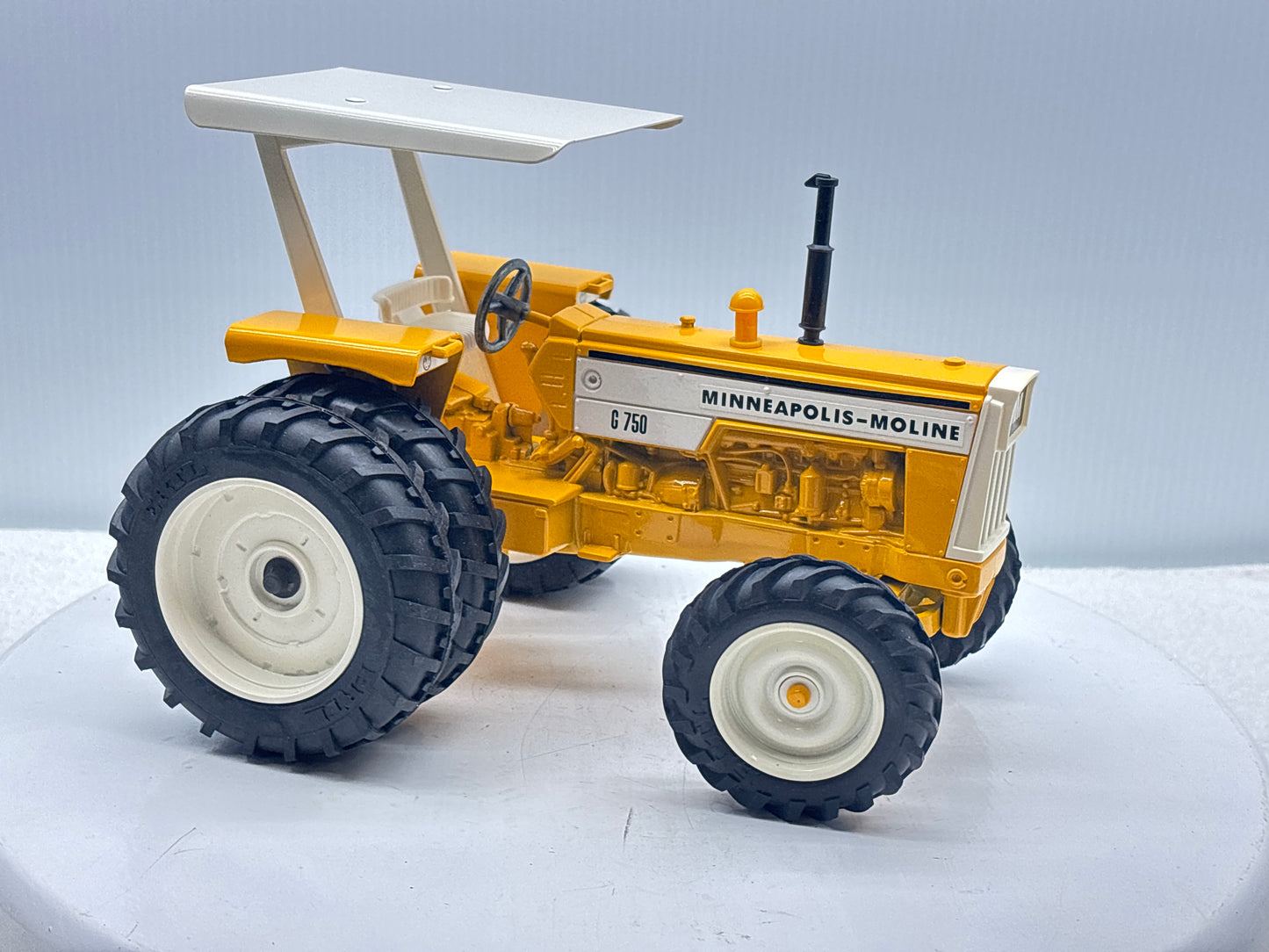 1/16 Minneapolis-Moline G-750 Toy Farmer Duals