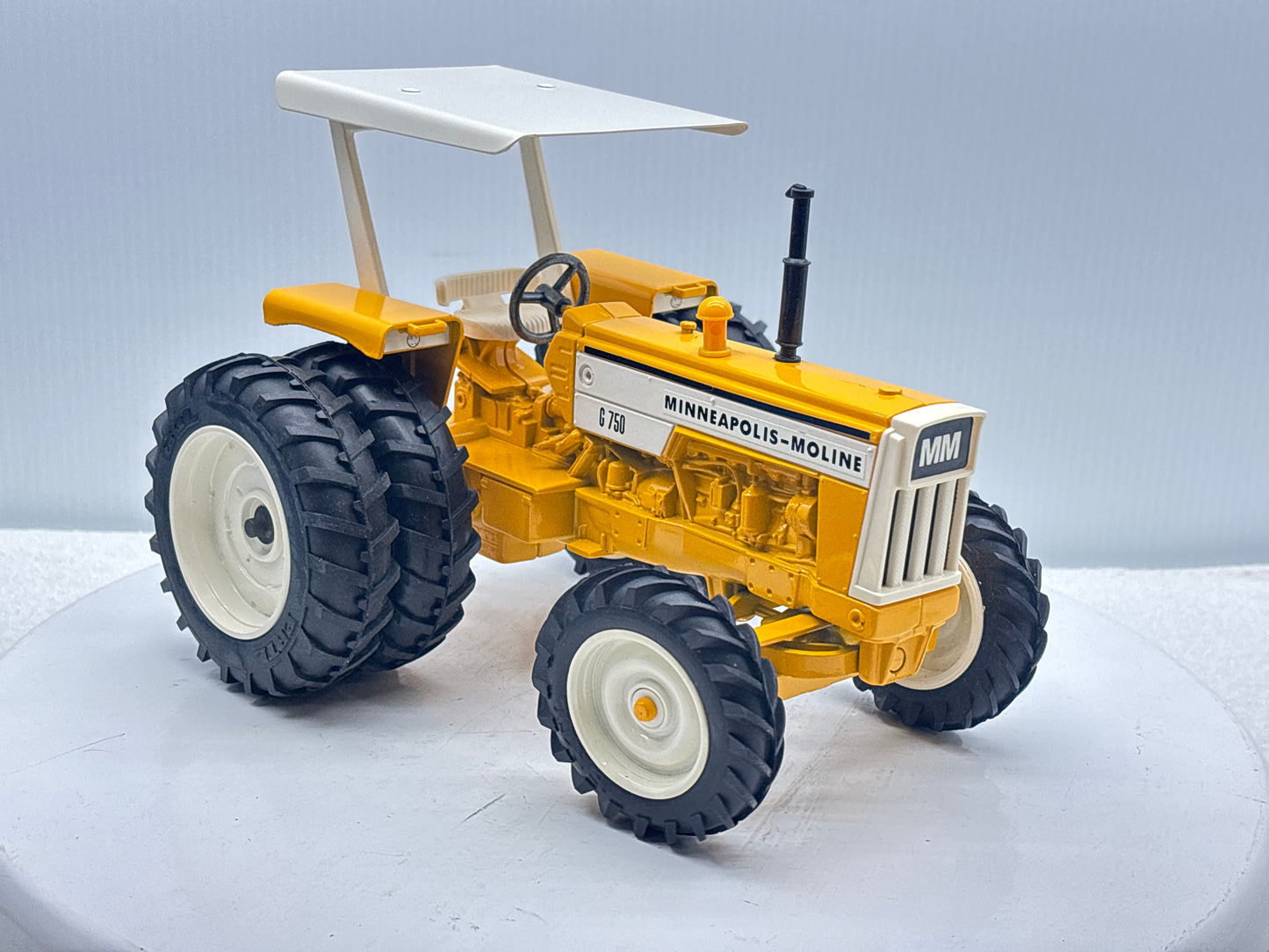 1/16 Minneapolis-Moline G-750 Toy Farmer Duals