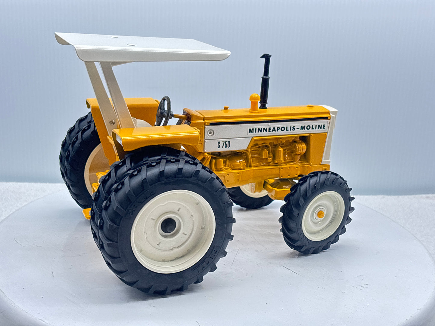 1/16 Minneapolis-Moline G-750 Toy Farmer Duals