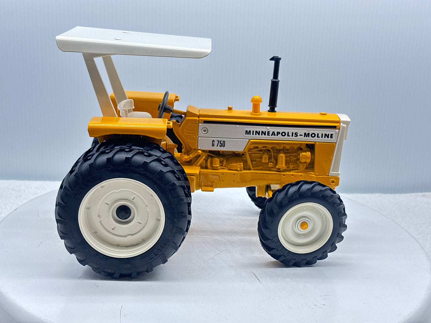 1/16 Minneapolis-Moline G-750 Toy Farmer Duals