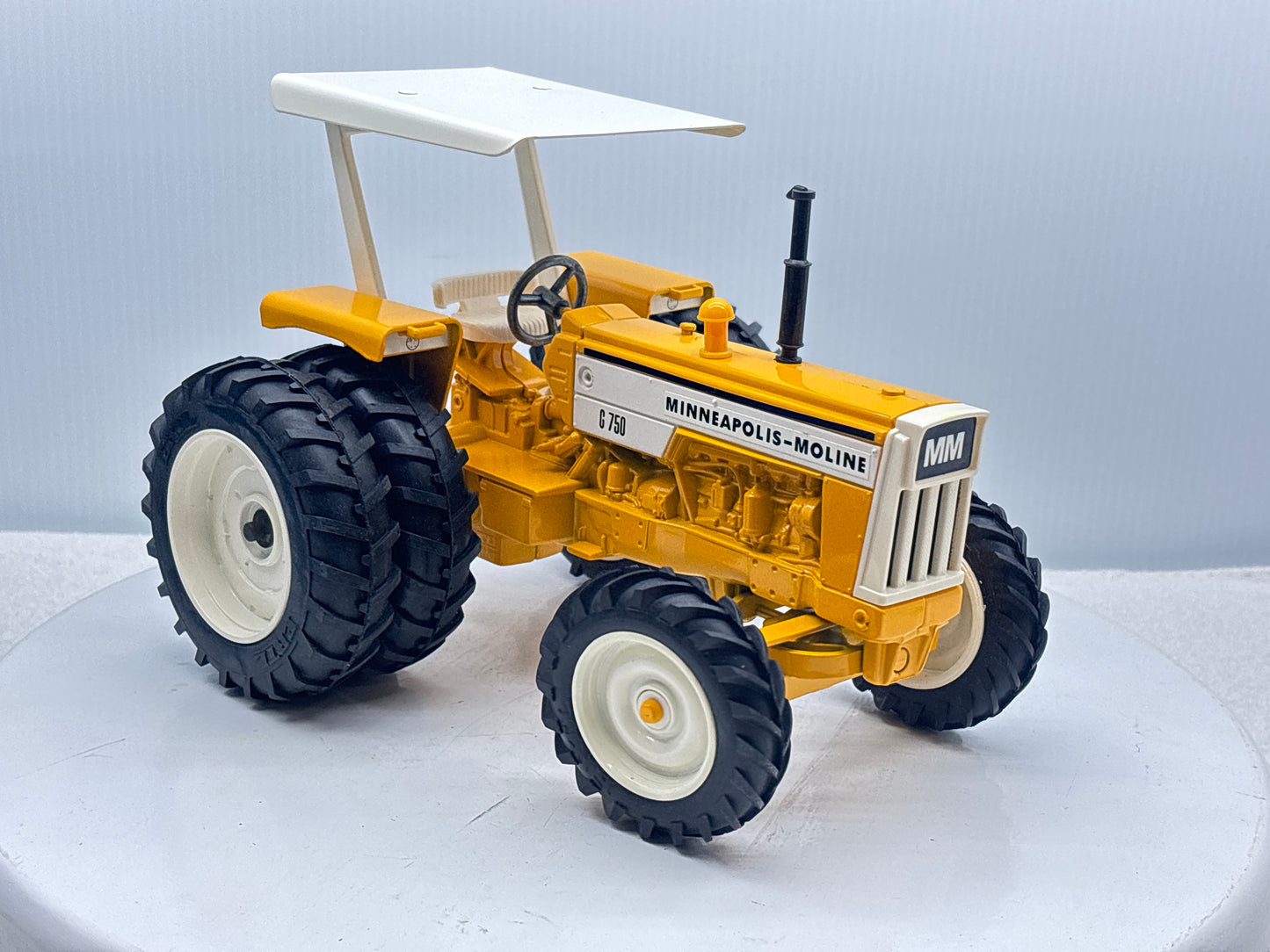 1/16 Minneapolis-Moline G-750 Toy Farmer Duals