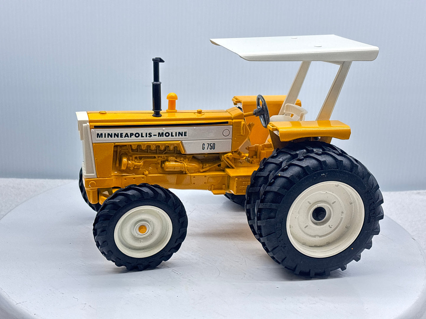 1/16 Minneapolis-Moline G-750 Toy Farmer Duals