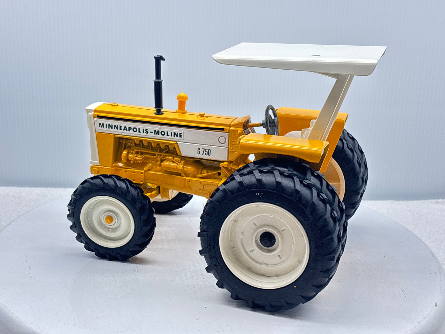 1/16 Minneapolis-Moline G-750 Toy Farmer Duals