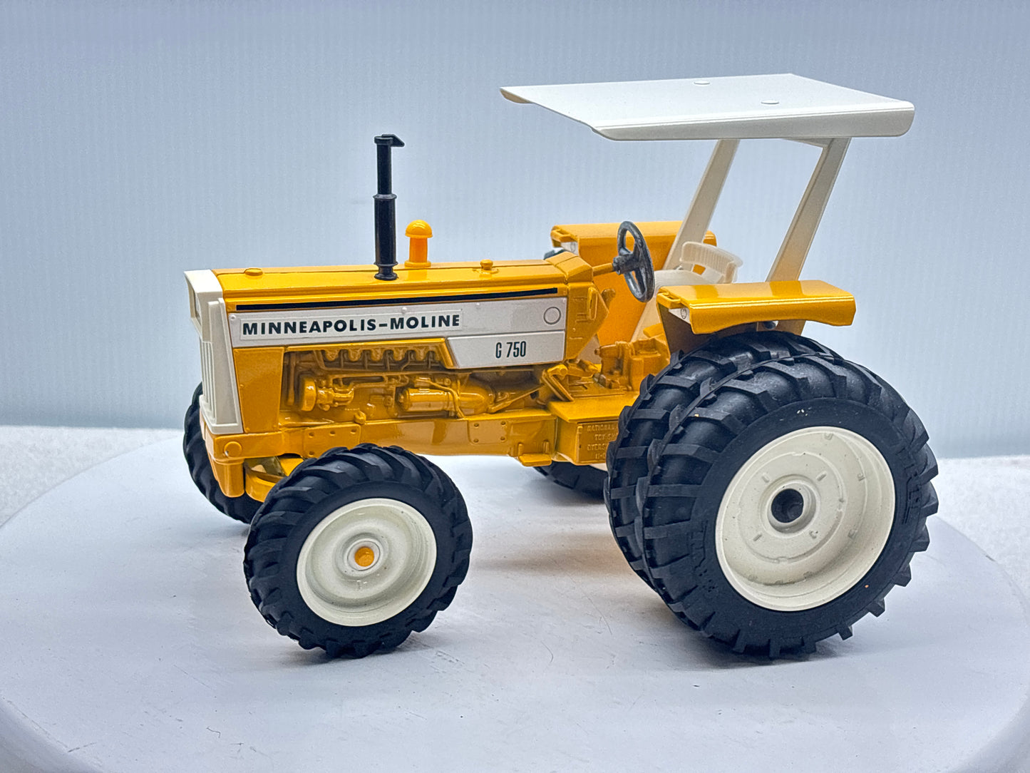 1/16 Minneapolis-Moline G-750 Toy Farmer Duals