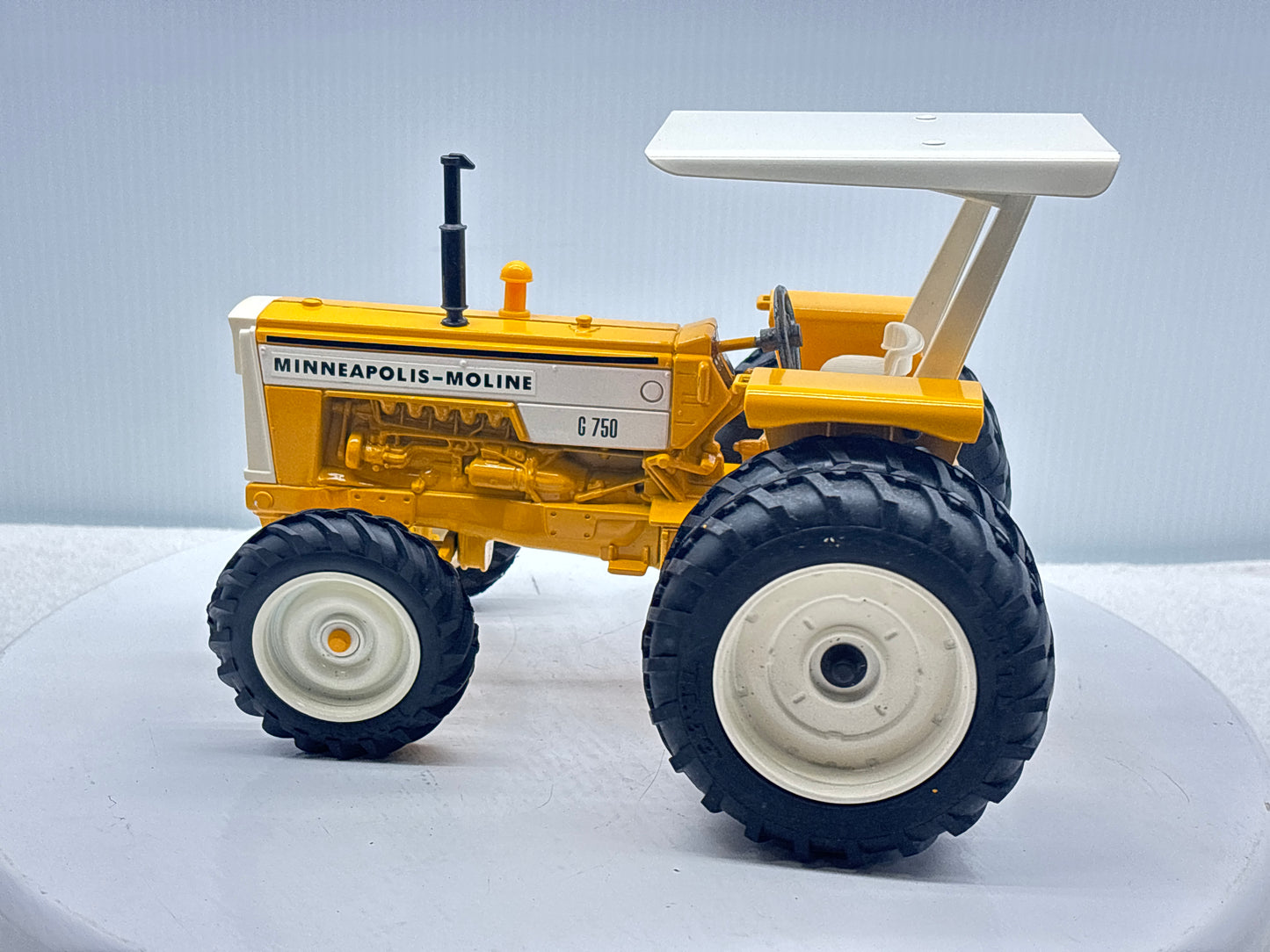 1/16 Minneapolis-Moline G-750 Toy Farmer Duals