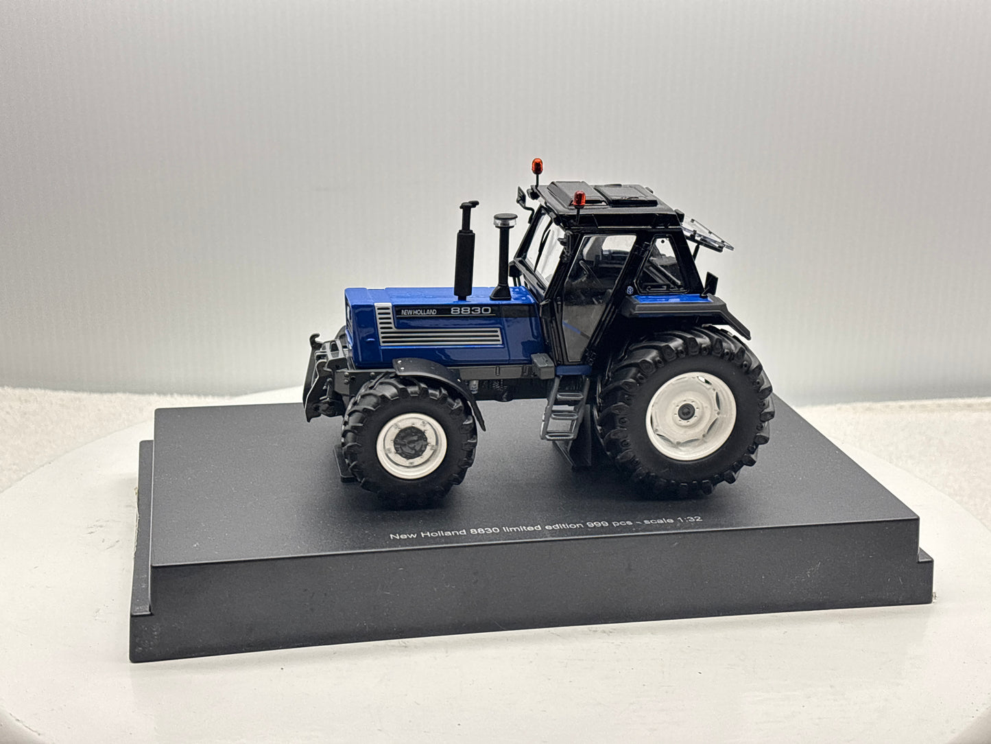 1/32 New Holland 8830