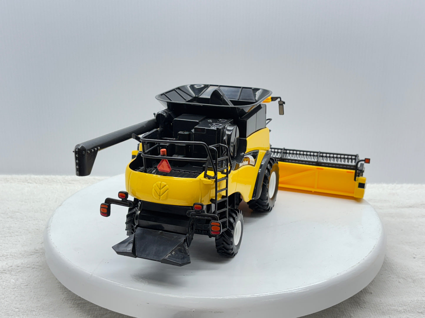 1/16 New Holland CR9060