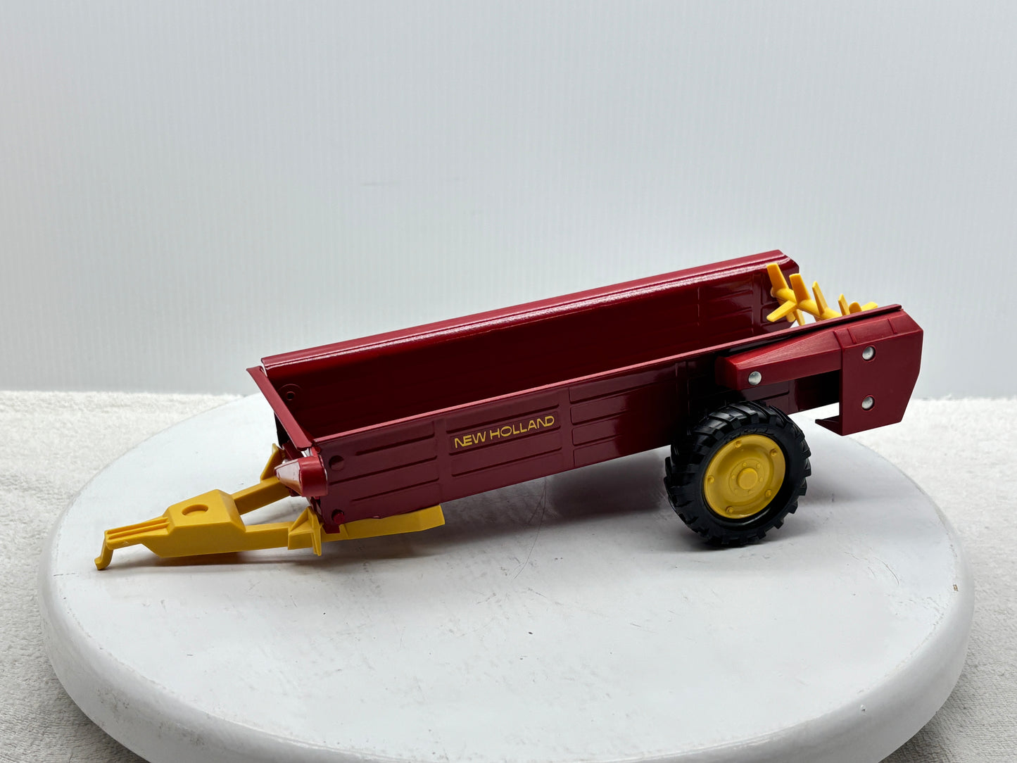 1/16 New Holland Manuve Spreader